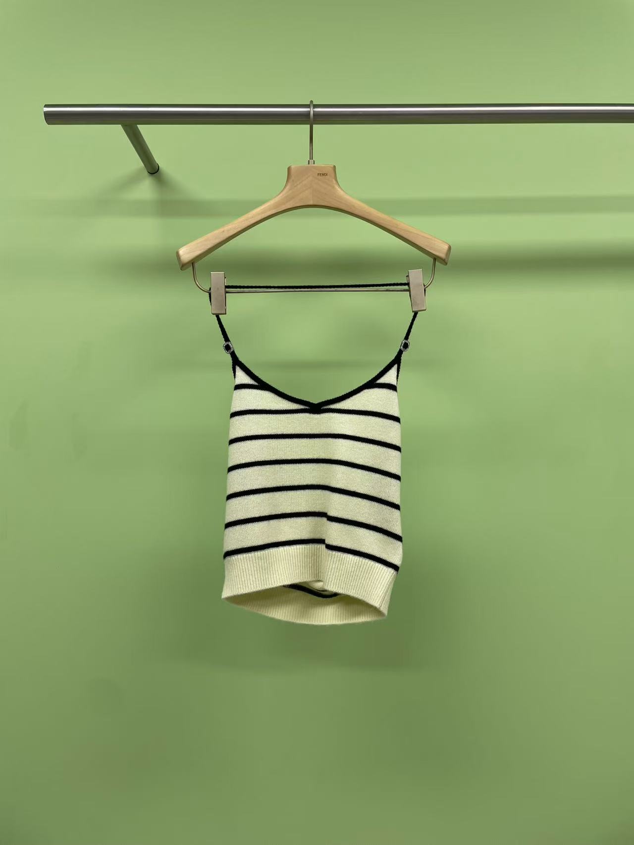 NO:330706,Chanel's new spring and summer striped halter vest, the striped charm of the suspender shirt, its design is simple but not simple, the classic blue and black striped color scheme is both slim and elegant. You can instantly feel the unique fashion charm when you wear it. Moreover, the fabric of this suspender is super comfortable, and it is as light as nothing when worn on the body, as if embracing the breeze of the whole summer. Whether it is traveling or daily outfits, it is a super good choice. The most important thing is that its versatility is simply not too strong. Whether it is matched with jeans, shorts or skirts, you can easily hold various occasions and show different styles of charm. It is both daily and versatile, and it is really worth buying!  Sisters, hurry up and buy one and wear it to make the summer fashion sense together. SML, chanel, skirts, shorts, jeans, alexander wang19860909Chanel2025春夏新款条纹挂脖吊带背心,吊带衫的条纹魅力,它的设计简约而不简单,蓝黑条纹的经典配色,既显瘦又显气质,穿上它瞬间就能感受到那份独特的时尚魅力,而且这款吊带的面料超级舒适,穿在身上轻若无物,仿佛拥抱了整个夏日的微风,无论是出游还是日常穿搭,都是超级好的选择,最重要的是,它的百搭性简直不要太强,无论是搭配牛仔裤、短裤还是裙子,都能轻松hold住各种场合,展现出不同的风格魅力,既日常又百搭,真的是入手不亏！姐妹们,赶紧入手一件,一起穿出夏日时尚感吧. 码数SML,,chanel,skirts,shorts,jeans,alexander wang,Women's clothing