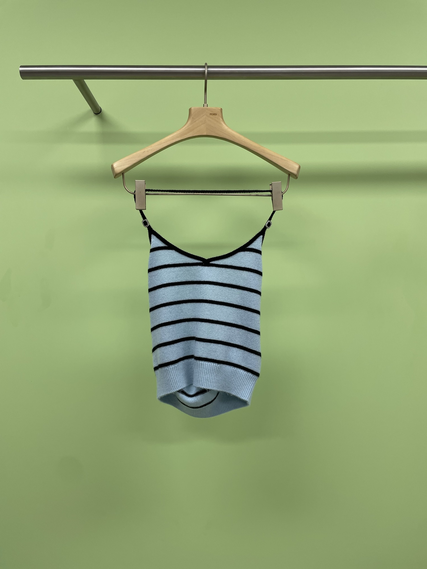NO:330708,Chanel's new spring and summer striped halter vest, the striped charm of the suspender shirt, its design is simple but not simple, the classic blue and black striped color scheme is both slim and elegant. You can instantly feel the unique fashion charm when you wear it. Moreover, the fabric of this suspender is super comfortable, and it is as light as nothing when worn on the body, as if embracing the breeze of the whole summer. Whether it is traveling or daily outfits, it is a super good choice. The most important thing is that its versatility is simply not too strong. Whether it is matched with jeans, shorts or skirts, you can easily hold various occasions and show different styles of charm. It is both daily and versatile, and it is really worth buying!  Sisters, hurry up and buy one and wear it to make the summer fashion sense together. SML, chanel, skirts, shorts, jeans, alexander wang19860909Chanel2025春夏新款条纹挂脖吊带背心,吊带衫的条纹魅力,它的设计简约而不简单,蓝黑条纹的经典配色,既显瘦又显气质,穿上它瞬间就能感受到那份独特的时尚魅力,而且这款吊带的面料超级舒适,穿在身上轻若无物,仿佛拥抱了整个夏日的微风,无论是出游还是日常穿搭,都是超级好的选择,最重要的是,它的百搭性简直不要太强,无论是搭配牛仔裤、短裤还是裙子,都能轻松hold住各种场合,展现出不同的风格魅力,既日常又百搭,真的是入手不亏！姐妹们,赶紧入手一件,一起穿出夏日时尚感吧. 码数SML,,chanel,skirts,shorts,jeans,alexander wang,Women's clothing