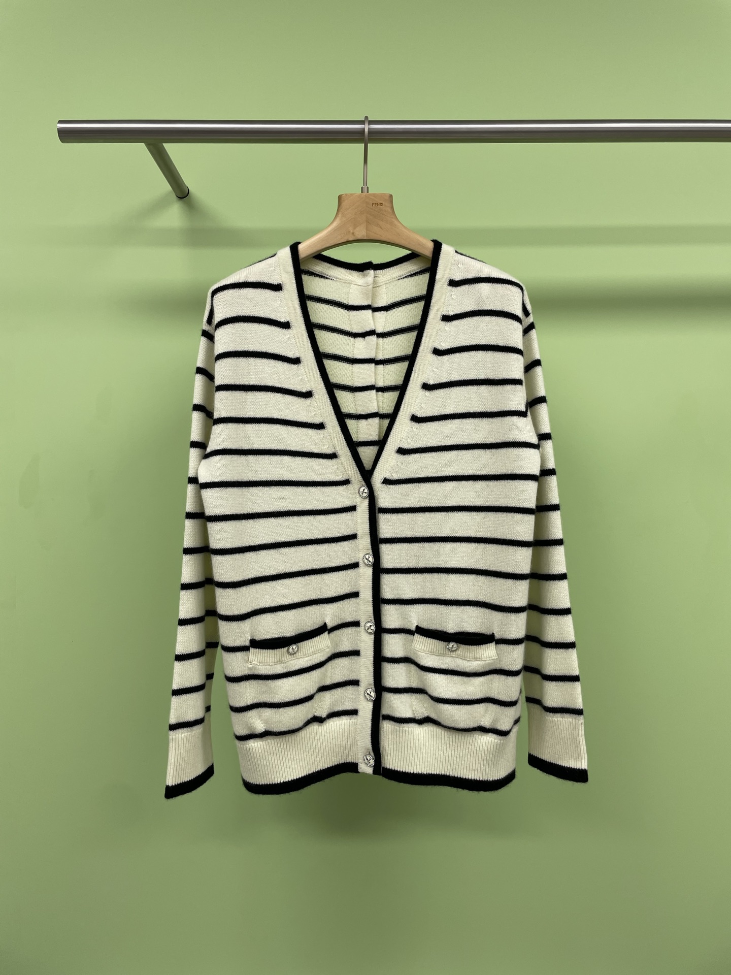 NO:330710,Chanel2025 early spring new striped knitted mid-length two-wear cardigan, unlocking the lazy password, fragrant striped knitted cardigan beauty reaches a new level, spring breeze is lazy, it is time to add a touch of inadvertent tenderness to your wardrobe, today let me take you into the secret garden of lazy wind, revealing the unforgettable one-striped knitted loose mid-length sweater jacket, the charm of stripes, the classic that never fades, stripes, the eternal element of the fashion world, can always interpret the sense of high-end in the simplest way, this cardigan adopts delicate knitting technology, blue and white  The stripes are fresh and refined, like a breeze in the morning light, gentle and energetic. It is not only a piece of clothing, but also an indispensable fashion statement in spring. It has a loose style and embraces lazy aesthetics. This cardigan adopts a loose mid-length design that easily covers the flesh. Whether it is paired with high-waisted pants or an A-line skirt, it can instantly create a lazy atmosphere of 