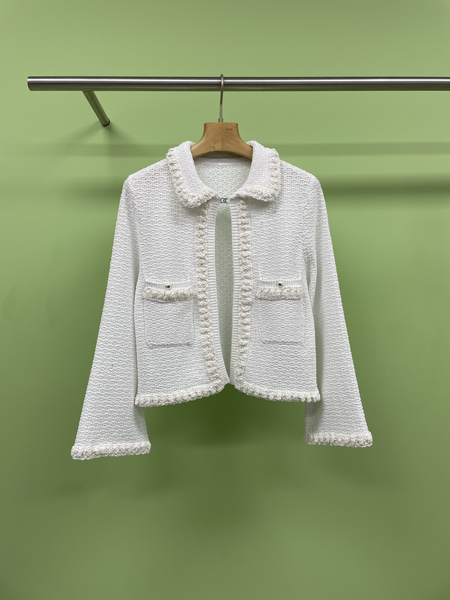 NO:330726,Chanel 2025 spring fashion knitted small fragrance style sweet and versatile slim knitted jacket. The contest in early spring has begun. This cardigan has grown completely on my aesthetic point. The college style is directly full, just like moving the same wardrobe of the heroine in the Korean drama to reality. When you wear it, you are the senior sister on campus with outstanding temperament and high-profile look back. Let’s first talk about the design of this miscellaneous knitted flower, retro and exquisite. Each stitch and thread are woven with a full texture. The miscellaneous texture is staggered, which not only increases the layering of the clothes, but also has a warm and literary atmosphere. Walking on the park path in spring, the breeze blows gently, the cardigan flutters in the wind, and the atmosphere is directly grasped. Moreover, it is a short design. This is a fashion hotspot this year. Short cardigans can cleverly improve the waistline and instantly make you  The body proportions have become more perfect, and small girls can easily control them. They can easily have the visual sense of long legs. The slim effect is even more unique. They can perfectly fit your body curves and hide the little flesh on your body to make you look lighter and slimmer. Its versatility is also something I love most. Whether it is paired with a simple white T-shirt and blue jeans, or a sweet skirt in the same series, you can easily create different styles of styles. You can go out casually and go out, which is fashionable and convenient. Go out shopping with friends on weekends and match them carefully and instantly become the focus of fashion on the street. The weather in spring is a bit cool. It is just right to wear this cardigan, warm and comfortable. Baby boys, such a beautiful and practical knitted cardigan is really a must-have item in early spring. Don’t hesitate anymore, place an order quickly and let yourself reach a new height in this spring.  SML, chanel, chanel, skirts, jeans, jackets & coats, tees, t-shirt, alexander wang19860909Chanel香奈儿2025春款时尚编织小香风甜美气质百搭显瘦针织外套,早春的较量已经开始,这件开衫完全长在了我的审美点上,学院风直接拉满,就好像把韩剧里女主角的同款衣橱搬到了现实,穿上它,你就是校园里那个气质出众、回头率爆表的学姐,咱们先来说说这错花针织的设计,复古又精致,每一针每一线都编织出了满满的质感,错花纹理错落有致,不仅增加了衣服的层次感,还自带一种温暖又文艺的气息,走在春天的公园小道上,微风轻轻拂过,开衫随风飘动,氛围感直接拿捏,而且它还是短款的设计,这可是今年的时尚大热门,短款开衫能够巧妙地提高腰线,瞬间让你的身材比例变得更加完美,小个子女生也能轻松驾驭,轻松拥有大长腿既视感,修身显瘦的效果更是一绝,能够完美地贴合你的身体曲线,藏起身上的小肉肉,让你看起来更加轻盈苗条,它的百搭性也是我超爱的一点,无论是搭配简约的白色T恤和蓝色牛仔裤,还是配上甜美的同系列半裙,都能轻松打造出不同风格的造型,随便一披就出门,时尚又方便,周末和朋友出去逛街,精心搭配一下,瞬间成为街头的时尚焦点,春天的天气还有点微凉,穿上这件开衫刚刚好,保暖又舒适,宝子们,这么好看又实用的针织开衫,真的是早春必备单品,别再犹豫了,赶紧下单,让自己在这个春天美出新高度吧. 码数SML,,chanel,chanel,skirts,jeans,jackets & coats,tees，t-shirt,alexander wang,Women's clothing