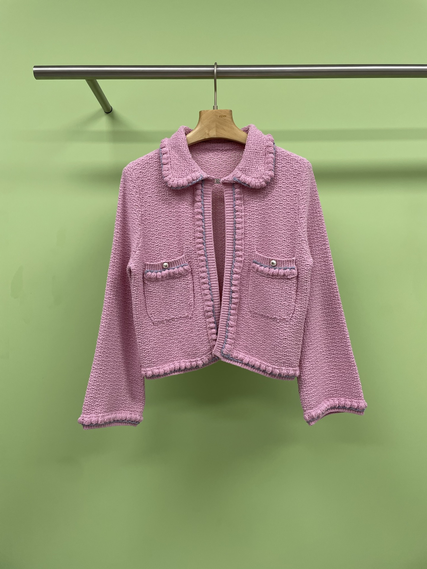 NO:330720,Chanel 2025 spring fashion knitted small fragrance style sweet and versatile slim knitted jacket. The contest in early spring has begun. This cardigan has grown completely on my aesthetic point. The college style is directly full, just like moving the same wardrobe of the heroine in the Korean drama to reality. When you wear it, you are the senior sister on campus with outstanding temperament and high-profile look back. Let’s first talk about the design of this miscellaneous knitted flower, retro and exquisite. Each stitch and thread are woven with a full texture. The miscellaneous texture is staggered, which not only increases the layering of the clothes, but also has a warm and literary atmosphere. Walking on the park path in spring, the breeze blows gently, the cardigan flutters in the wind, and the atmosphere is directly grasped. Moreover, it is a short design. This is a fashion hotspot this year. Short cardigans can cleverly improve the waistline and instantly make you  The body proportions have become more perfect, and small girls can easily control them. They can easily have the visual sense of long legs. The slim effect is even more unique. They can perfectly fit your body curves and hide the little flesh on your body to make you look lighter and slimmer. Its versatility is also something I love most. Whether it is paired with a simple white T-shirt and blue jeans, or a sweet skirt in the same series, you can easily create different styles of styles. You can go out casually and go out, which is fashionable and convenient. Go out shopping with friends on weekends and match them carefully and instantly become the focus of fashion on the street. The weather in spring is a bit cool. It is just right to wear this cardigan, warm and comfortable. Baby boys, such a beautiful and practical knitted cardigan is really a must-have item in early spring. Don’t hesitate anymore, place an order quickly and let yourself reach a new height in this spring.  SML, chanel, chanel, skirts, jeans, jackets & coats, tees, t-shirt, alexander wang19860909Chanel香奈儿2025春款时尚编织小香风甜美气质百搭显瘦针织外套,早春的较量已经开始,这件开衫完全长在了我的审美点上,学院风直接拉满,就好像把韩剧里女主角的同款衣橱搬到了现实,穿上它,你就是校园里那个气质出众、回头率爆表的学姐,咱们先来说说这错花针织的设计,复古又精致,每一针每一线都编织出了满满的质感,错花纹理错落有致,不仅增加了衣服的层次感,还自带一种温暖又文艺的气息,走在春天的公园小道上,微风轻轻拂过,开衫随风飘动,氛围感直接拿捏,而且它还是短款的设计,这可是今年的时尚大热门,短款开衫能够巧妙地提高腰线,瞬间让你的身材比例变得更加完美,小个子女生也能轻松驾驭,轻松拥有大长腿既视感,修身显瘦的效果更是一绝,能够完美地贴合你的身体曲线,藏起身上的小肉肉,让你看起来更加轻盈苗条,它的百搭性也是我超爱的一点,无论是搭配简约的白色T恤和蓝色牛仔裤,还是配上甜美的同系列半裙,都能轻松打造出不同风格的造型,随便一披就出门,时尚又方便,周末和朋友出去逛街,精心搭配一下,瞬间成为街头的时尚焦点,春天的天气还有点微凉,穿上这件开衫刚刚好,保暖又舒适,宝子们,这么好看又实用的针织开衫,真的是早春必备单品,别再犹豫了,赶紧下单,让自己在这个春天美出新高度吧. 码数SML,,chanel,chanel,skirts,jeans,jackets & coats,tees，t-shirt,alexander wang,Women's clothing