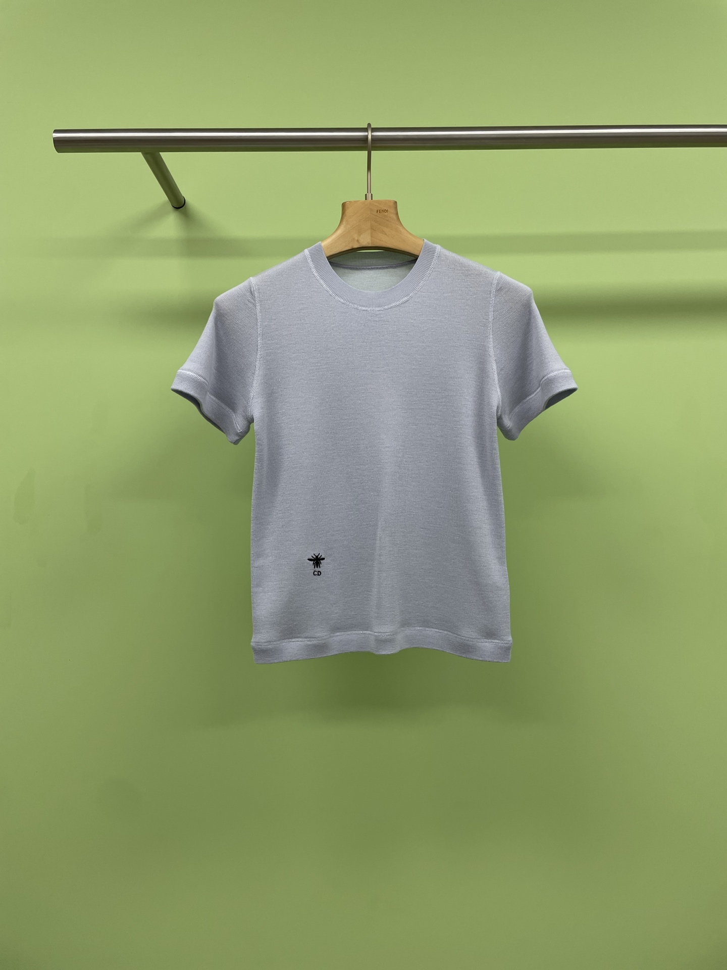 NO:330731,Dior 2025 summer new bee embroidered knitted short-sleeved sweater, this short-sleeved sweater is classic and fashionable, carefully made of fixed-dye blue cashmere and mulberry silk blended knitted fabric, with classic bee logo embroidery on the front. The short-sleeved style can be matched with various items to create fine shapes. Mulberry silk and cashmere have the breathable and heat dissipation of mulberry silk, skin-friendly and soft, and the soft and lightweight of cashmere, and the combination of natural fabrics with good beauty and comfort. The smooth touch and high sag of mulberry silk, coupled with the moisture absorption and sweating properties of cashmere, is also suitable for the hot spring and summer seasons. It has a very white temperament commuting outfit, and is stress-free without any pressure to wear, refreshing, comfortable and cool, and it can be worn casually to create a high-end feeling. SML, dior, dior, T-shirt, alexander wang19860909Dior迪奥2025夏季新款蜜蜂刺绣针织短袖,这款短袖针织衫经典时尚,采用定染蓝色山羊绒和桑蚕丝混纺针织面料精心制作,正面点缀以经典的小蜜蜂标识刺绣,短袖款式可与各式单品搭配,打造精造型,桑蚕丝加山羊绒既有桑蚕丝的透气散热、亲肤柔和,又有山羊绒的柔软轻盈、韧性好天然面料的组合,美貌与舒适度并存,桑蚕丝的触感顺滑和垂度高的特性,加上山羊绒的吸湿排汗性,也是适配于春夏炎热的季节,巨显白的气质通勤穿搭,素颜穿也毫无压力,清爽舒适冰冰凉凉,随意穿出高级感. 码数SML,,dior,dior,T-shirt,alexander wang,Women's clothing