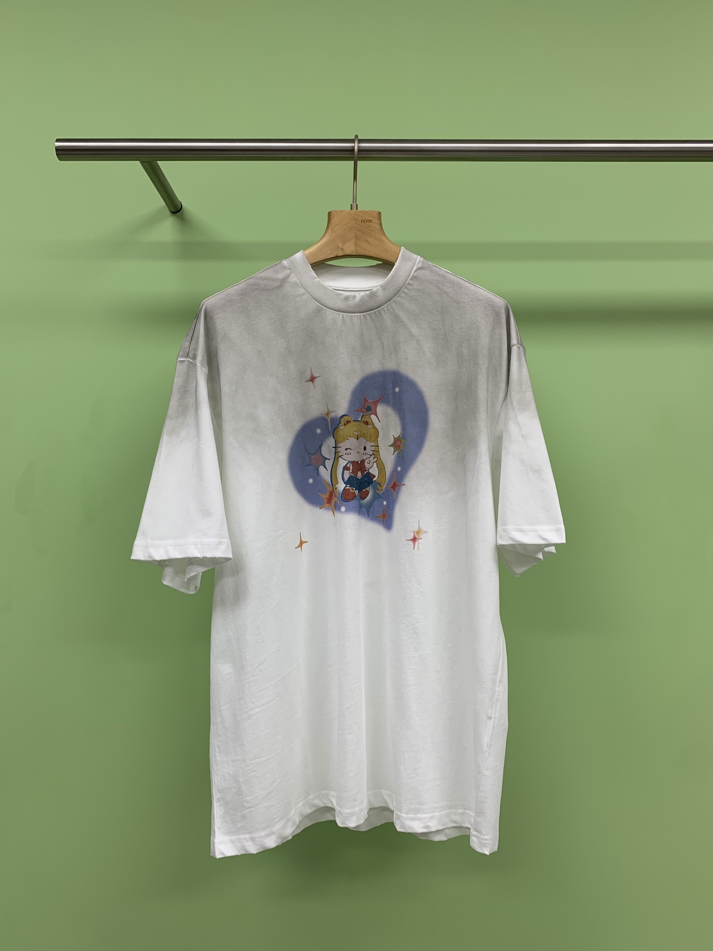 NO:330734,SELALAGU X OITMMTIO dirty and spoof graffiti short-sleeved T-shirt, the king-fried T-shirt is here, the niche design is full, sisters, look at this dirty and spoof graffiti print short-sleeved long in aesthetics, the loose and lazy style has a slack feeling, the instant atmosphere becomes hot girl, purple, pink and white are all superb, graffiti print comes with artistic filters, dirty and graffiti prints, spoof elements are super memory, and they are casually concave when taking photos. Loose tailoring to the figure, hiding meat and making it look slim, and they are excellent with riding pants or denim skirts. The thin summer fabric is breathable and not stuffy, lazy and fashionable all day online. This summer you have to be a different sweet and cool girl. You can wear it and easily grasp the niche sense of high-end, and the rate of return to the street is 200.  SML, skirts, T-shirt, tees, t-shirt, alexander wang19860909SELALAGU X OITMMTIO脏脏恶搞涂鸦短袖T恤,王炸T恤来了,小众设计感直接拉满,姐妹们快看这件脏脏恶搞涂鸦印花短袖完全长在审美点上,宽松慵懒的版型自带松弛感,套上秒变氛围感辣妹,紫粉白三色都超绝,涂鸦印花自带艺术滤镜,脏脏风涂鸦印花,恶搞元素超有记忆点,拍照随便凹都出片,宽松剪裁对身材0束缚,藏肉又显瘦,搭配骑行裤或牛仔裙都绝,夏季薄款面料,透气不闷汗,慵懒时髦一整天在线,这个夏天就要做不一样的甜酷女孩,穿上它,轻松拿捏小众高级感,出街回头率200. 码数SML,,skirts,T-shirt,tees，t-shirt,alexander wang,Women's clothing