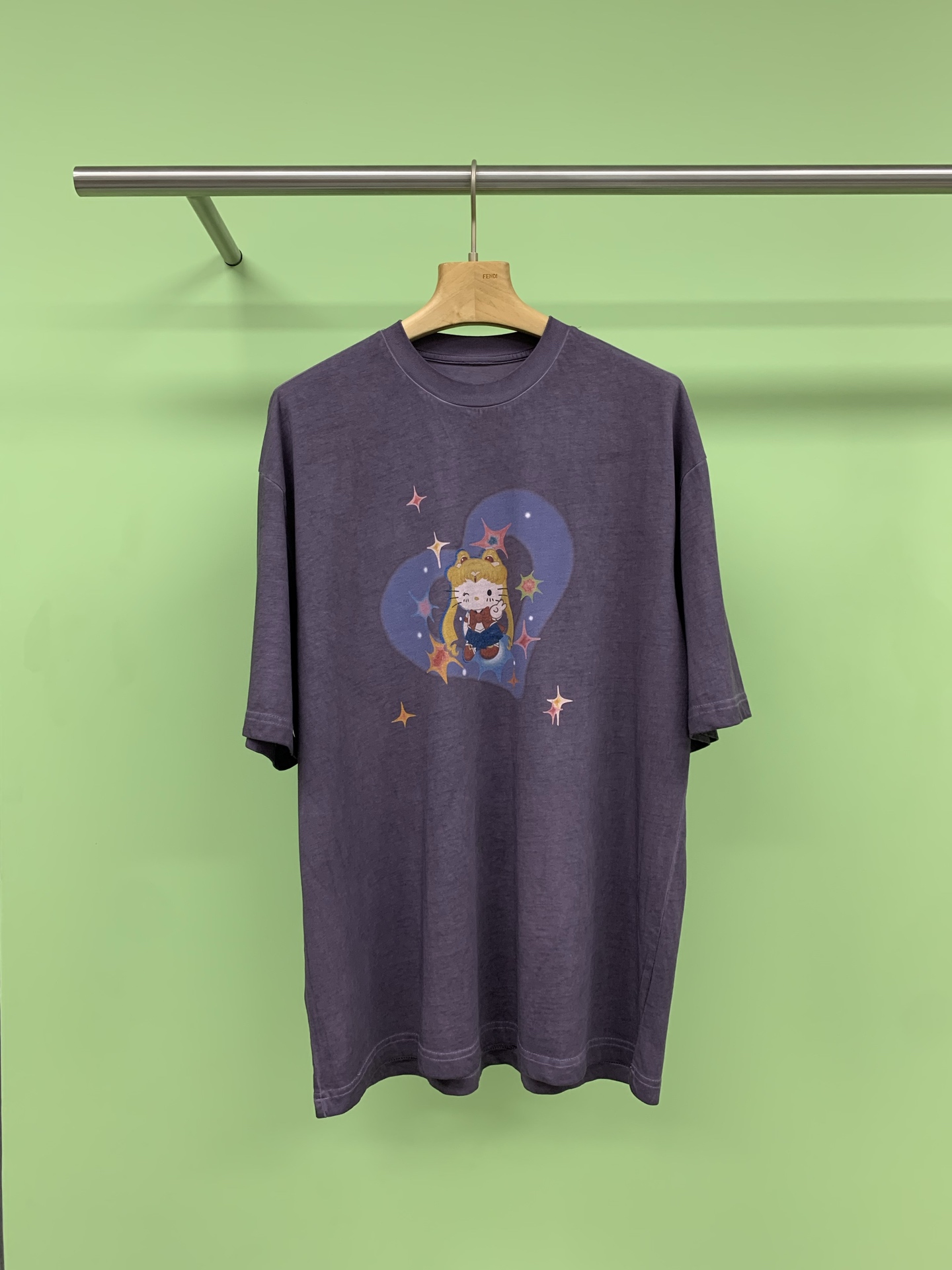 NO:330712,SELALAGU X OITMMTIO dirty and spoof graffiti short-sleeved T-shirt, the king-fried T-shirt is here, the niche design is full, sisters, look at this dirty and spoof graffiti print short-sleeved long in aesthetics, the loose and lazy style has a slack feeling, the instant atmosphere becomes hot girl, purple, pink and white are all superb, graffiti print comes with artistic filters, dirty and graffiti prints, spoof elements are super memory, and they are casually concave when taking photos. Loose tailoring to the figure, hiding meat and making it look slim, and they are excellent with riding pants or denim skirts. The thin summer fabric is breathable and not stuffy, lazy and fashionable all day online. This summer you have to be a different sweet and cool girl. You can wear it and easily grasp the niche sense of high-end, and the rate of return to the street is 200.  SML, skirts, T-shirt, tees, t-shirt, alexander wang19860909SELALAGU X OITMMTIO脏脏恶搞涂鸦短袖T恤,王炸T恤来了,小众设计感直接拉满,姐妹们快看这件脏脏恶搞涂鸦印花短袖完全长在审美点上,宽松慵懒的版型自带松弛感,套上秒变氛围感辣妹,紫粉白三色都超绝,涂鸦印花自带艺术滤镜,脏脏风涂鸦印花,恶搞元素超有记忆点,拍照随便凹都出片,宽松剪裁对身材0束缚,藏肉又显瘦,搭配骑行裤或牛仔裙都绝,夏季薄款面料,透气不闷汗,慵懒时髦一整天在线,这个夏天就要做不一样的甜酷女孩,穿上它,轻松拿捏小众高级感,出街回头率200. 码数SML,,skirts,T-shirt,tees，t-shirt,alexander wang,Women's clothing