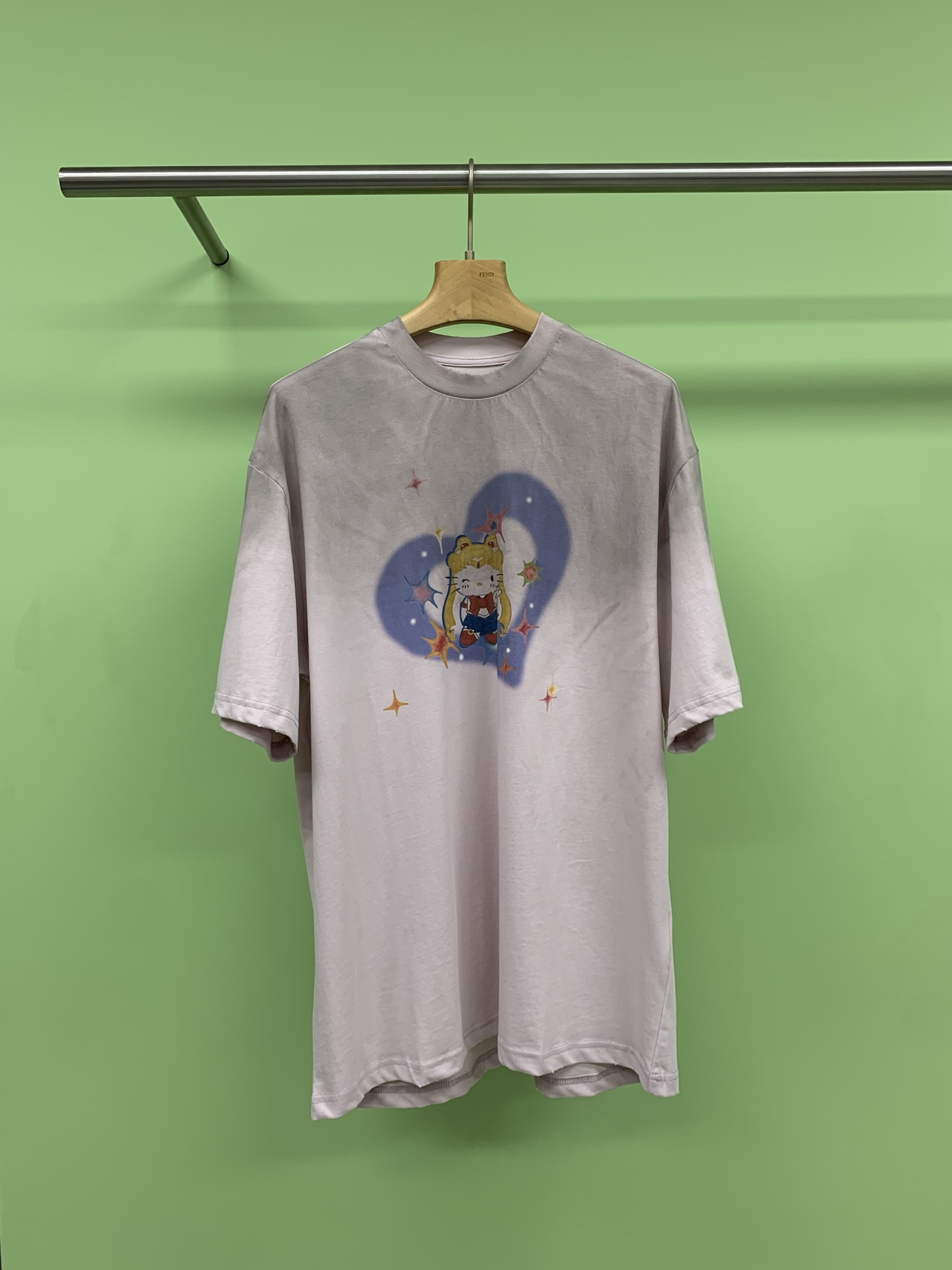 NO:330718,SELALAGU X OITMMTIO dirty and spoof graffiti short-sleeved T-shirt, the king-fried T-shirt is here, the niche design is full, sisters, look at this dirty and spoof graffiti print short-sleeved long in aesthetics, the loose and lazy style has a slack feeling, the instant atmosphere becomes hot girl, purple, pink and white are all superb, graffiti print comes with artistic filters, dirty and graffiti prints, spoof elements are super memory, and they are casually concave when taking photos. Loose tailoring to the figure, hiding meat and making it look slim, and they are excellent with riding pants or denim skirts. The thin summer fabric is breathable and not stuffy, lazy and fashionable all day online. This summer you have to be a different sweet and cool girl. You can wear it and easily grasp the niche sense of high-end, and the rate of return to the street is 200.  SML, skirts, T-shirt, tees, t-shirt, alexander wang19860909SELALAGU X OITMMTIO脏脏恶搞涂鸦短袖T恤,王炸T恤来了,小众设计感直接拉满,姐妹们快看这件脏脏恶搞涂鸦印花短袖完全长在审美点上,宽松慵懒的版型自带松弛感,套上秒变氛围感辣妹,紫粉白三色都超绝,涂鸦印花自带艺术滤镜,脏脏风涂鸦印花,恶搞元素超有记忆点,拍照随便凹都出片,宽松剪裁对身材0束缚,藏肉又显瘦,搭配骑行裤或牛仔裙都绝,夏季薄款面料,透气不闷汗,慵懒时髦一整天在线,这个夏天就要做不一样的甜酷女孩,穿上它,轻松拿捏小众高级感,出街回头率200. 码数SML,,skirts,T-shirt,tees，t-shirt,alexander wang,Women's clothing