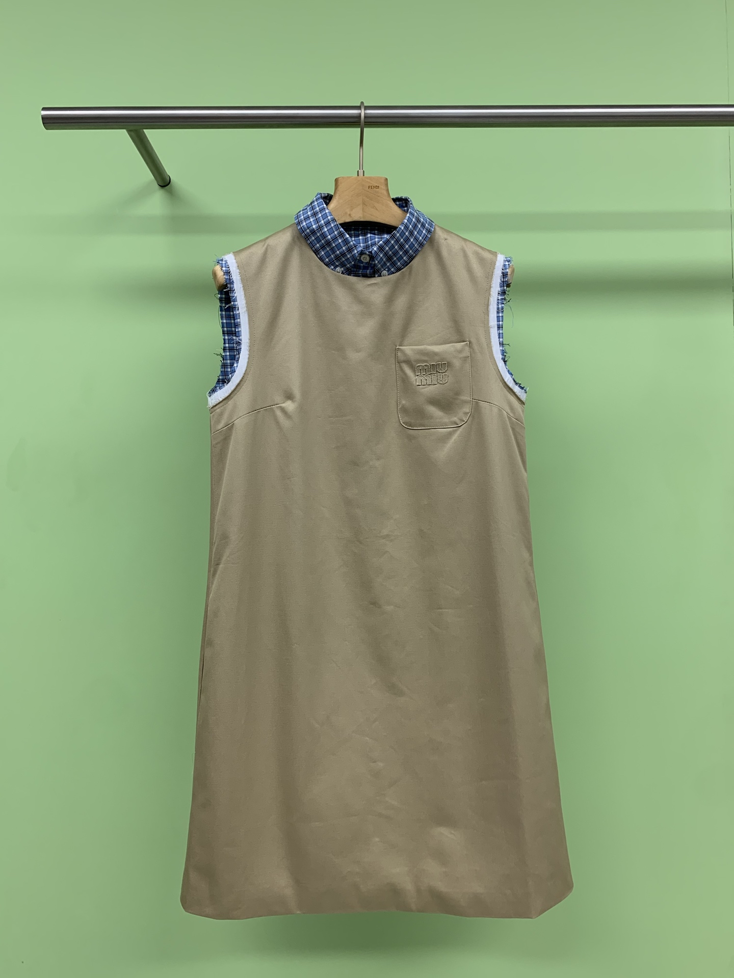 NO:331265,MiuMiu2025 retro literary khaki dress, sky blue plaid lapel can be detached, fake two-piece splicing design, loose silhouette cut style is versatile and not picky, sweet or salty temperament is handsome and cool, creating a fashionable stacking style, patch embroidered letter logo is low-key and luxurious, fake two-piece design is too ingenious, the layering of the sleeveless vest skirt is full of layers, like a shirt and vest, it is practical and beautiful, easy to grasp the lazy and casualness of the college style, and can also cleverly modify the body shape, hide the flesh and make it look slim, sisters with pear-shaped figure can also be confidently controlled, the fabric is super texture, soft and skin-friendly, and it is very comfortable to wear all day long. Whether it is going out on the street, date or attending parties, it can easily hold the scene, paired with Mary Jade shoes and berets, the rich girl feels like a rich girl.  SML, miumiu,mary jane,skirts,shirts,hats,alexander wang19860909MiuMiu2025复古文艺风卡其色连衣裙,天蓝色格纹翻领可拆卸,假两件拼接设计,宽松廓形剪裁版型百搭不挑人,可甜可盐气质帅气又拉风,打造时髦的叠搭造型,贴布刺绣字母logo低调奢华,假两件设计太有巧思了,无袖背心裙的层次感拉满,像是叠穿了衬衫和背心,实穿又好看,轻松拿捏学院风的慵懒随性,还能巧妙修饰身形,藏肉显瘦一绝,梨形身材的姐妹也能自信驾驭,面料质感超棒,触感柔软亲肤,穿一整天都很舒服,无论是日常出街、约会还是参加聚会,它都能轻松hold住场面,搭双玛丽珍鞋,配上贝雷帽,富家千金感扑面而来. 码数SML,,miumiu,mary jane,skirts,shirts,hats,alexander wang,Women's clothing