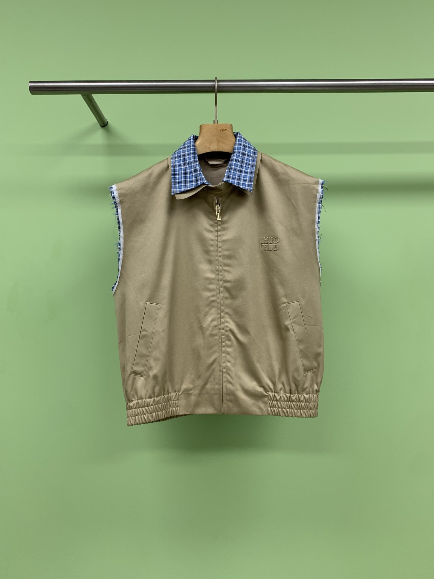 NO:331271,MiuMiu2025 contrasting lapel sleeveless vest jacket. This vest adopts an elastic inner hem, which is the shape of a bud, which is very cute and interesting. The sleeveless design not only refreshes the slender arms and the tailoring of the line vest, but also cleverly modify the shoulder lines to create a well-behaved and cute temperament. Considering that it is a thin spring and summer style, it is also very convenient to match,   brand patch on the chest  Embroidery and contrasting collars can easily create a rich layering feeling. There is a lining inside. The overall light and breathable body is free of burden. It can maintain a refreshing feeling even in the hot summer. The fabric is crisp and breathable, and it will not be stuffy at all. The brand embroidery logo on the chest is retro and interesting. The overall cute and playful and full of texture. It feels like it is a lot of tricks when paired with different clothes. The wide style can also well modify the head and shoulders.  SML, miumiu, jackets & coats, alexander wang19860909MiuMiu2025撞色翻领无袖马甲外套,这款马甲采用的是弹力内里下摆,整体是呈现花苞的形状,非常可爱充满趣味性,无袖设计不仅清爽的展现出纤细的手臂,线条坎肩马甲的剪裁,还能巧妙地修饰肩部线条,打造展现出乖巧可爱的气质,考虑到是春夏薄款,也很方便搭配, 胸前的品牌贴布刺绣,撞色的领子,能很轻松的营造出丰盈的层次感内里是有里布的,整体轻薄透气,上身无负担,即使是炎炎夏日也能保持清爽感,面料挺括透气,一点也不会闷热,胸前品牌刺绣logo,复古趣味感,整体可爱俏皮,质感满满,搭配不同的衣服感觉都出很多花样,宽大的版型也能很好的修饰头肩比. 码数SML,,miumiu,jackets & coats,alexander wang,Women's clothing