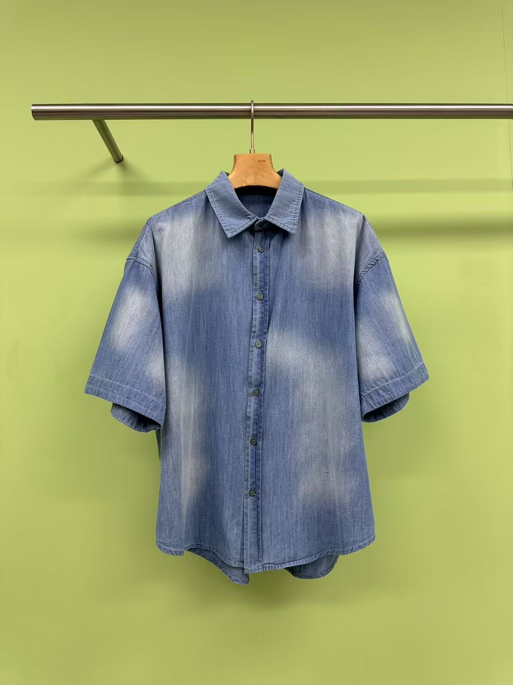 NO:331248,Acne Studios 2025 retro old 1996 logo printed short-sleeved shirt, wear this boyfriend-style sky blue short-sleeved shirt, instantly handsome and casual in the summer sun, light fabric, breathable and comfortable, allowing you to remain cool in hot weather, simple and not simple, Japanese style is casual, refreshing and pleasant with a sense of air, summer is really unique when sun protection is sun protection, light blue, feels the breath of sea salt cheese coming, with a casual and lazy, wide and loose style really has the BF style, come and upgrade your summer outfit. SML, acne studios, dior, shirts, T-shirt, alexander wang19860909Acne Studios2025复古做旧1996徽标印花短袖衬衫,穿上这款男友风天蓝色短袖衬衫, 让你在夏日阳光下,瞬间变得帅气又随性,轻盈的面料,透气又舒适,让你在炎热的天气中,依旧保持凉爽,简约又不简单,日系风格尽显随意,清爽怡人自带空气感,夏天当防晒真的一绝,淡淡的蓝色,感觉海盐芝士的气息扑面而来,自带一种随性慵懒,宽宽松松的版型真的敲有BF风那味儿,快来升级你的夏日穿搭吧. 码数SML,,acne studios,dior,shirts,T-shirt,alexander wang,Women's clothing