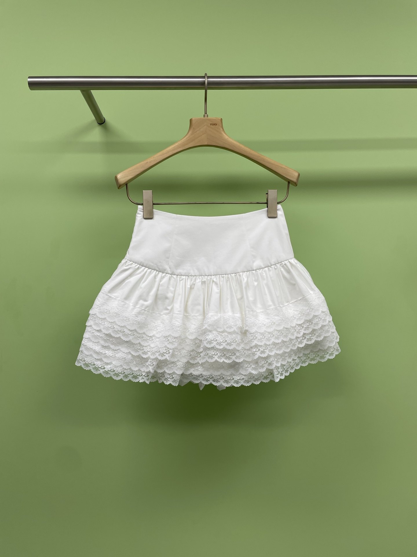 NO:328242,Jorya's 2025 spring lace cake skirt is so beautiful that it makes my heart beat faster. This skirt is really unique. The purity of white and the romance of lace. When you wear it, you instantly feel like you have become a princess in a fairy tale. White has a sweet side and black has a hint of cool feeling. This combination of sweet and cool girlishness is simply charming. Whether you want sweet and cute style or want to show your personality charm, this skirt can meet your needs. The puffy design makes you full of agility and vitality while walking, like a dancing butterfly, which makes people unable to help but take a look. Moreover, it is super versatile. Whether it is matched with a simple T-shirt or a delicate top, it can easily create a fashionable look. Sisters, don't miss this heart-warming short skirt. Get it quickly and make yourself the most dazzling existence in this spring and summer.  SML, skirts, alexander wang19860909Jorya2025春款蕾丝花边蛋糕裙,简直美到让我心跳加速,这条裙子真的太有特色了,白色的纯洁与蕾丝花边的浪漫完美融合,穿上它,瞬间感觉自己变成了童话里的公主,白色有甜美的一面,黑色又带有一丝酷感,这种甜酷少女感的结合简直太迷人了,无论你是想要甜美可爱风,还是想要展现个性魅力,这条裙子都能满足你的需求,蓬蓬的设计让你在行走间充满了灵动与活力,就像一只翩翩起舞的蝴蝶,让人忍不住多看几眼,而且它超级百搭,无论是搭配简单的 T 恤还是精致的上衣,都能轻松打造出时尚感满满的造型,姐妹们,不要错过这款让人心动的短裙呀,赶快入手,让自己成为这个春夏最耀眼的存在吧. 码数SML,,skirts,alexander wang,Women's clothing