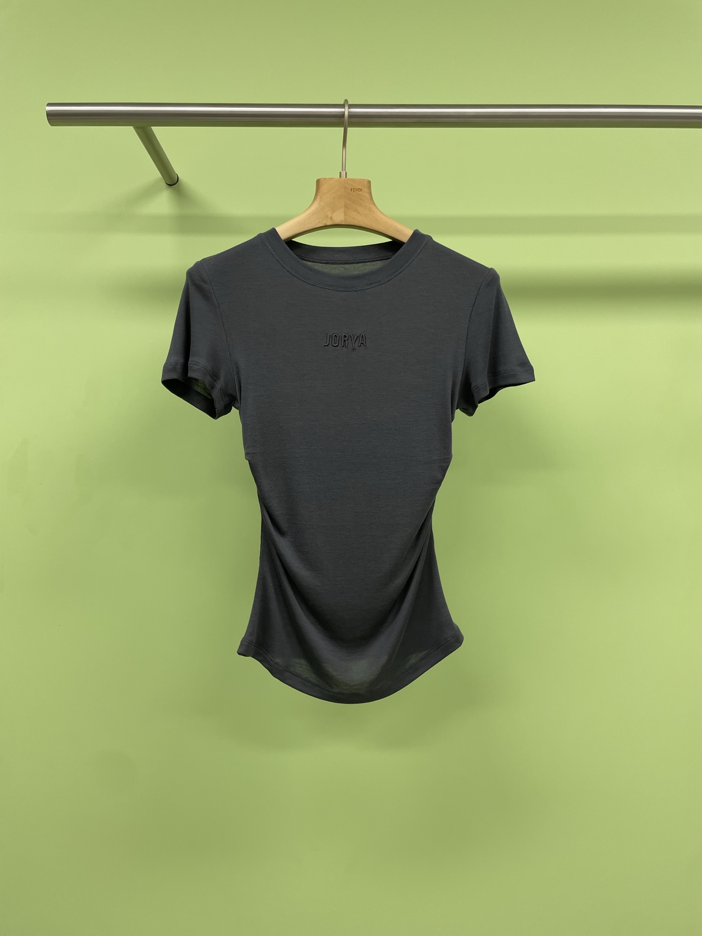 NO:328254,Jorya's new slim and versatile slim short T-shirt in spring 2025, with a blend of texture, slim wool, comfortable and slim, skin-friendly and practical wear. The temperament stands lapel is refreshing and elegant, with a straight shoulder-like shoulder-shaped body, interpreting a relaxed and comfortable feeling, as light as a cicada's wing and as thin as a gauze. This T-shirt is blended with the golden ratio of Lycel tensile and wool, which is smooth and skin-friendly and breathable, allowing you to feel refreshed and comfortable in the hot summer. It can cleverly cover the worship meat, but also highlight the elegant temperament of women, creating a shoulder-oriented effect in one second, making it look slimming Max. This is not just a T-shirt, it is a versatile product in your closet. It can be easily controlled with a short skirt, long skirt, and jeans, so that you can stand out among the crowd. Wear it, so that you no longer have to worry about your figure this summer, and show your confidence and beauty.  SML, skirts, jeans, tees, t-shirt, gold, alexander wang19860909Jorya2025春季新款显瘦百搭修身短款T恤,肌理感莱赛尔羊毛混纺,舒弹显瘦,亲肤实穿,气质立翻领清爽优雅,正肩感肩型挺拔身姿,演绎轻松舒适时髦感,轻如蝉翼,薄如轻纱,这款T恤采用莱赛尔天丝与羊毛的黄金比例混纺,触感柔滑,亲肤透气,让你在炎炎夏日也能感受清爽舒适,既能巧妙地遮住拜拜肉,又能凸显女性的优雅气质,一秒打造正肩效果,显瘦力Max,这不仅仅是一件T恤,它是你衣橱里的百搭圣品,搭配短裙、长裙、牛仔裤,都能轻松驾驭,让你在众人中脱颖而出,穿上它,让这个夏天不再为身材烦恼,尽情展现自信美丽吧. 码数SML,,skirts,jeans,tees，t-shirt,gold,alexander wang,Women's clothing