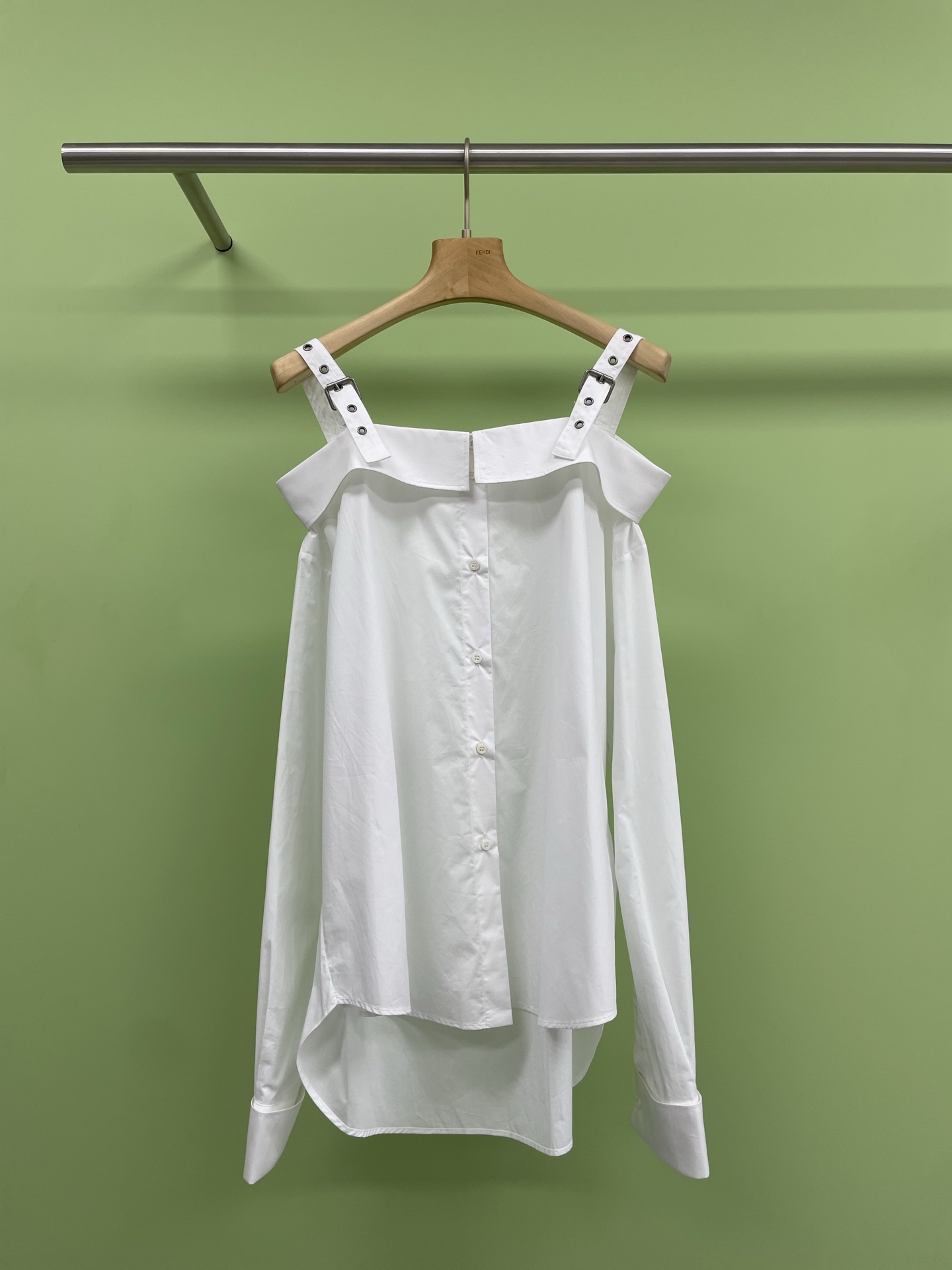 NO:328260,Kim Ji-soo's same Dior one-shoulder suspender long-sleeved shirt, who can refuse Kim Ji-soo's same Dior One-shoulder suspender long-sleeved shirt, Little Bee's letter embroidery is exquisitely slim. The suspender one-shoulder design, the front of the shirt has button design, the hem is naturally draped, the loose style is comfortable to wear and casual, showing elegance and personality, pure and sexy double kill, modifying the beautiful collarbone and neck lines in minutes, the loose style does not pick on the figure, both colors are super versatile, can be salty or sweet, and the girlish feeling is full of girlishness. SML, dior, shirts, alexander wang19860909金智秀同款Dior一字肩吊带长袖衬衫,谁能拒绝金智秀同款Dior 一字肩吊带长袖衬衫啊,小蜜蜂字母刺绣精致感拉满 吊带一字肩设计,衬衫前襟有纽扣设计,下摆自然垂坠,宽松版型,穿着舒适且具有随性感,尽显优雅与个性,纯欲性感双杀,分分钟修饰出绝美锁骨和颈部线条,宽松版型不挑身材,两种颜色都超百搭,可盐可甜,少女感爆棚. 码数SML,,dior,shirts,alexander wang,Women's clothing