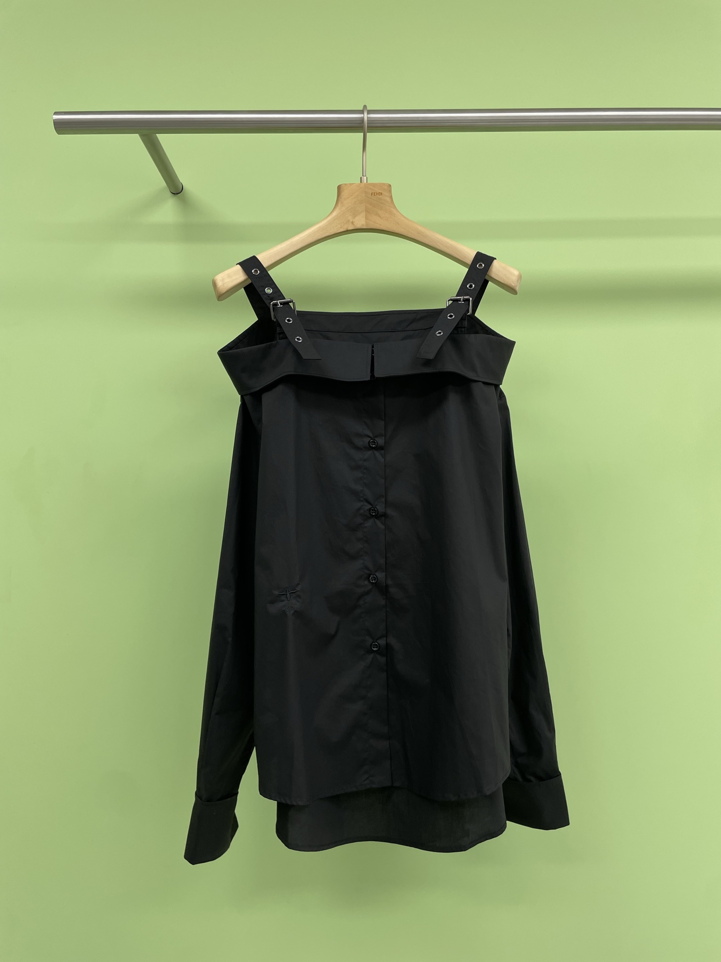 NO:328237,Kim Ji-soo's same Dior one-shoulder suspender long-sleeved shirt, who can refuse Kim Ji-soo's same Dior One-shoulder suspender long-sleeved shirt, Little Bee's letter embroidery is exquisitely slim. The suspender one-shoulder design, the front of the shirt has button design, the hem is naturally draped, the loose style is comfortable to wear and casual, showing elegance and personality, pure and sexy double kill, modifying the beautiful collarbone and neck lines in minutes, the loose style does not pick on the figure, both colors are super versatile, can be salty or sweet, and the girlish feeling is full of girlishness. SML, dior, shirts, alexander wang19860909金智秀同款Dior一字肩吊带长袖衬衫,谁能拒绝金智秀同款Dior 一字肩吊带长袖衬衫啊,小蜜蜂字母刺绣精致感拉满 吊带一字肩设计,衬衫前襟有纽扣设计,下摆自然垂坠,宽松版型,穿着舒适且具有随性感,尽显优雅与个性,纯欲性感双杀,分分钟修饰出绝美锁骨和颈部线条,宽松版型不挑身材,两种颜色都超百搭,可盐可甜,少女感爆棚. 码数SML,,dior,shirts,alexander wang,Women's clothing