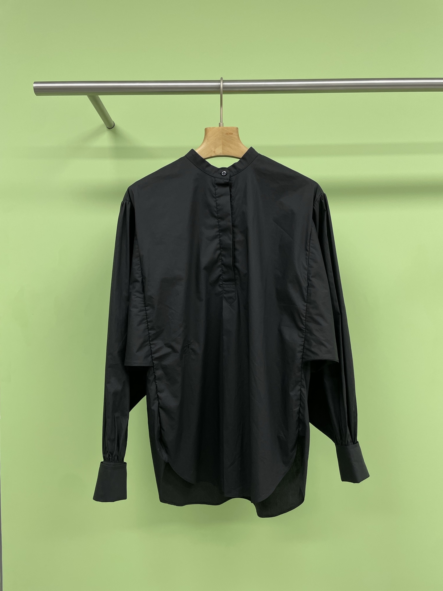 NO:328243,Dior 2025 spring and summer new shirt, bat sleeve style, classic bee embroidery, custom fabrics are all high-end and high, the fabric has excellent texture and aura, and the loose and comfortable style gives people a feeling of clean and neatness. This shirt is carefully crafted with light white cotton poplin, presented with loose cut. The back is designed with extended bottom edge to perfectly modify the figure, the low-cut collar and stand-up collar design enhance the style, and the hem is decorated with bee embroidery to make it look more refined, both simple and high-end, simple and not simple to give people a retro high-end sense. The texture of the real fabric is so high-end. When you wear it on it, there is an indescribable feeling that instantly enhances temperament, elegant and capable without age restrictions, and there is no restraint of style. SML, dior, shirts, alexander wang19860909Dior2025春夏新款衬衫,蝙蝠袖版型,经典蜜蜂刺绣,定制面料整体都是高级高满满,面料质感绝佳自带气场的一款、爱了爱了宽松舒适的版型,给人的感觉也很干净利落,这件衬衫采用轻盈的白色棉府绸精心制作,以宽松剪裁呈现,背面选用加长底边设计,完美修饰身材,低胸领与立领设计提升格调,下摆部位饰以小蜜蜂刺绣更显精致,既简约又不失高级感,简约不简单给人一种复古的高级感,实物面料质感高级到爆,穿它在身上,有一种妙不可言的感觉瞬间提升气质,优雅干练无年龄的限制,更没有风格的束缚. 码数SML,,dior,shirts,alexander wang,Women's clothing