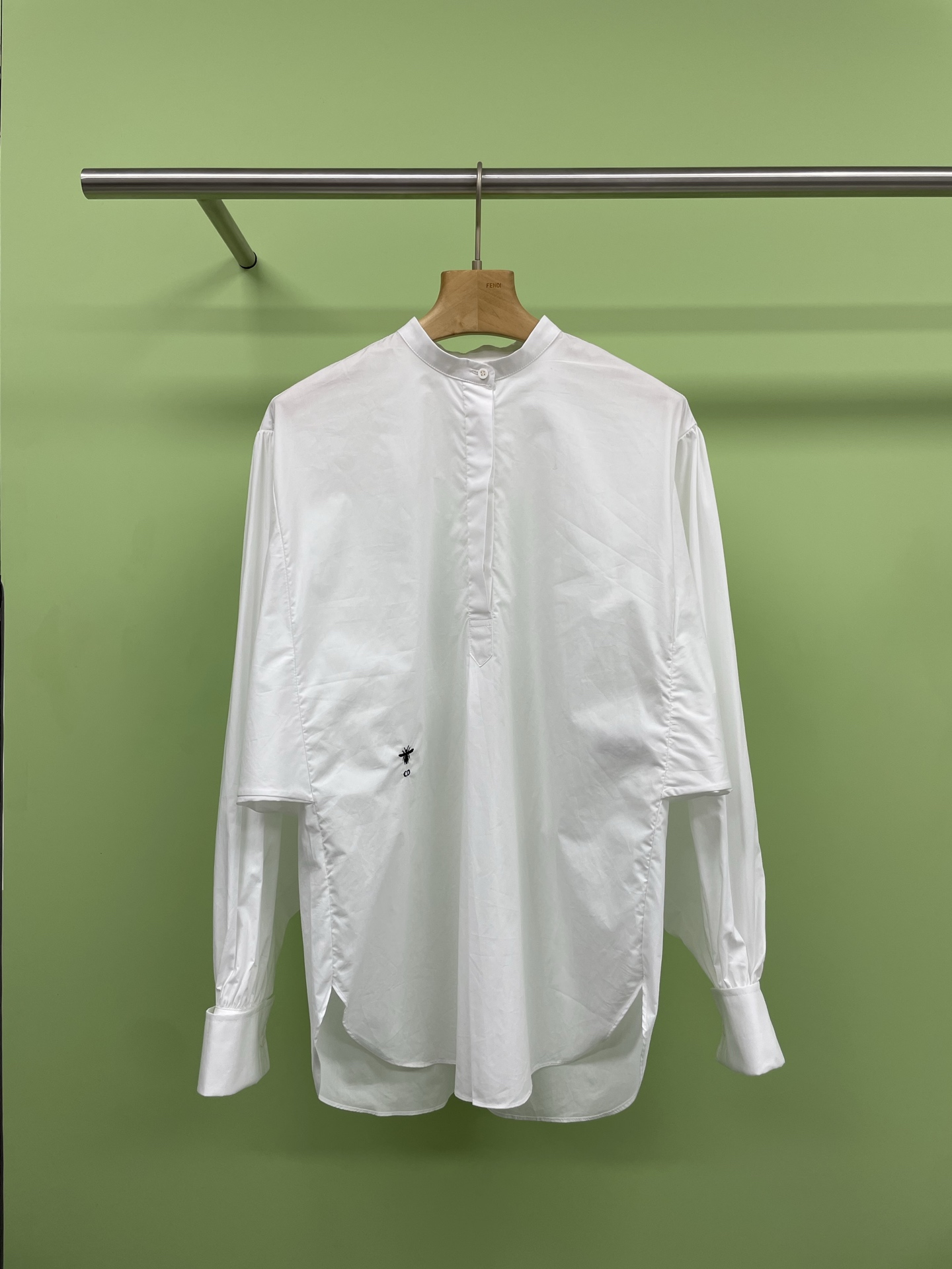 NO:328249,Dior 2025 spring and summer new shirt, bat sleeve style, classic bee embroidery, custom fabrics are all high-end and high, the fabric has excellent texture and aura, and the loose and comfortable style gives people a feeling of clean and neatness. This shirt is carefully crafted with light white cotton poplin, presented with loose cut. The back is designed with extended bottom edge to perfectly modify the figure, the low-cut collar and stand-up collar design enhance the style, and the hem is decorated with bee embroidery to make it look more refined, both simple and high-end, simple and not simple to give people a retro high-end sense. The texture of the real fabric is so high-end. When you wear it on it, there is an indescribable feeling that instantly enhances temperament, elegant and capable without age restrictions, and there is no restraint of style. SML, dior, shirts, alexander wang19860909Dior2025春夏新款衬衫,蝙蝠袖版型,经典蜜蜂刺绣,定制面料整体都是高级高满满,面料质感绝佳自带气场的一款、爱了爱了宽松舒适的版型,给人的感觉也很干净利落,这件衬衫采用轻盈的白色棉府绸精心制作,以宽松剪裁呈现,背面选用加长底边设计,完美修饰身材,低胸领与立领设计提升格调,下摆部位饰以小蜜蜂刺绣更显精致,既简约又不失高级感,简约不简单给人一种复古的高级感,实物面料质感高级到爆,穿它在身上,有一种妙不可言的感觉瞬间提升气质,优雅干练无年龄的限制,更没有风格的束缚. 码数SML,,dior,shirts,alexander wang,Women's clothing