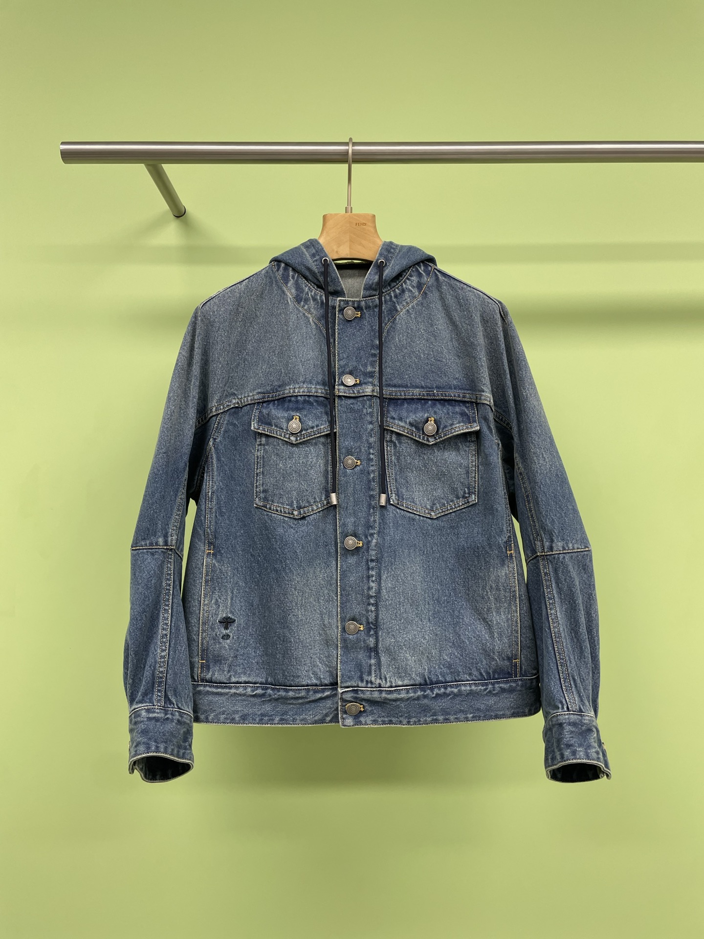 NO:328255,3902025 Spring and Summer New Christina Dior denim hooded jacket, this jacket is stylish and classic, carefully crafted from blue cotton denim, with an oversized fit, hooded design, decorated with Oblique prints, multiple patches and side pockets, blending practical functions to enhance the style, can be matched with matching jeans to create a fashionable look, classic bee logo embroidery and CD logo, drawstring hood design, retro atmosphere is directly full, like coming out of a trendy magazine in the old time, look at this unique old-fashioned craft, full of details and texture, and every edge of the edge says 