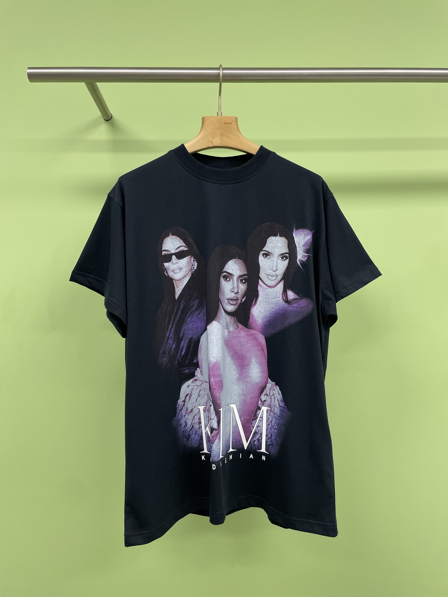 NO:328261,Balenciaga has also started selling celebrity surroundings?  Balenciaga's latest release of BRAND AMBASSADOR FANCLUB  SERIES) The series is themed by Michelle Yeoh, Yuppell, Kim Kardashian, Nicole Kidman and Taystar PP. It creates an exclusive T-shirt and invites ambassadors to take fun selfies. The blockbusters are straight out, fun but not surprising. It is Balenciaga's usual topical marketing method. It is inspired by a retro collection made by fans in the 1990s. It uses a visually impactful idol big head photocopy. Through the aging treatment, it collides with artistic fonts/typesettings, and replicas the back.  The brand ambassador's autograph is a print, as if he really touches the idol signature surroundings that he has been treasured for many years. The T-shirt is printed with the image of brand ambassador KIM, which is mysterious and high-end. The loose style has a lazy feeling. It is very stylish when you put it on casually. The bottom is paired with a pair of black leather wide-leg pants and black short boots, which instantly creates a cool street atmosphere. With a pair of black sunglasses, it is a perfect urban fashionista. It is 100% more likely to turn around on the street. The treasures quickly get it and use them to create their own fashionable style.  SML, balenciaga, balenciaga, boots, tees, t-shirt, alexander wang19860909巴黎世家也开始卖明星周边了？Balenciaga 最新发布品牌大使粉丝俱乐部系列（BRAND AMBASSADOR FANCLUB SERIES）该系列以杨紫琼、于佩尔、金卡戴珊、妮可基德曼和泰星PP五位品牌大使为主题,打造独家专属T恤,并邀请大使们趣味自拍,大片直出,好玩但不意外,是巴黎世家一贯的话题性营销手段没错了,灵感源自90年代粉丝自制的复古藏品,采用颇有视觉冲击力的偶像大头影印,通过做旧处理,与艺术感的字体/排版的碰撞,以回味张扬的复古格调,背面复刻了品牌大使亲笔签名作为印花,仿佛真实触摸到珍藏多年的偶像签名周边,这件T恤上印着品牌大使KIM的形象,神秘又高级,宽松版型自带慵懒感,随意套上就很有范儿,下装搭配一条黑色皮质阔腿裤,脚踩黑色短靴,瞬间营造出酷飒的街头氛围,再配上一副黑色墨镜,妥妥的都市时髦精,走在街上回头率百分百,宝子们赶紧get起来,用它们打造出属于自己的时尚造型吧. 码数SML,,balenciaga,balenciaga,boots,tees，t-shirt,alexander wang,Women's clothing