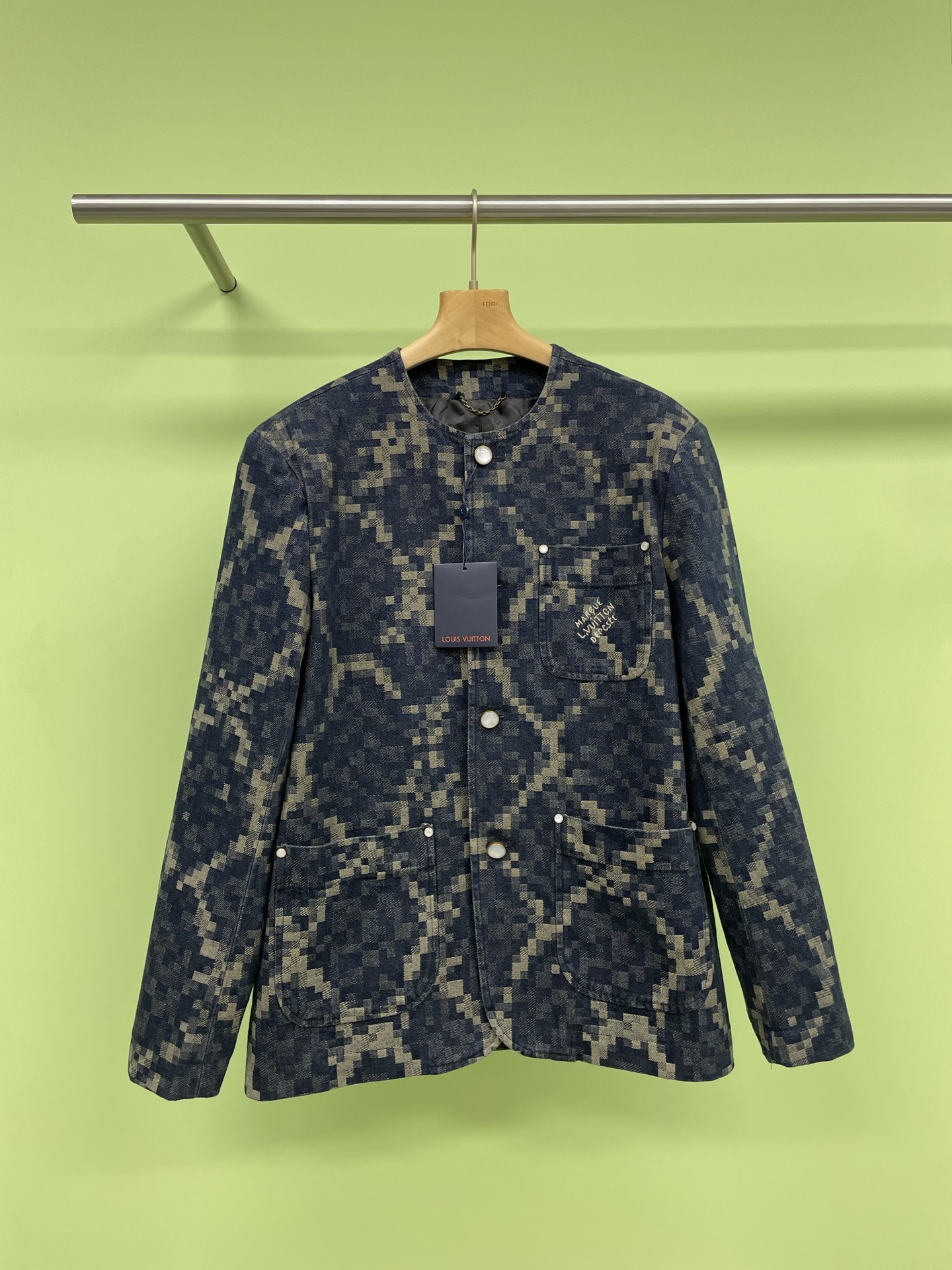 NO:328265,LV SS25 spring and summer new Snake Year python pattern chess board collarless jacket, Wang Hedi's same LV style is handsome and high-end, snakoflage denim, the damoflage pattern written by arrell williams into pixel-effect snake pattern jacquard, the collarless silhouette reveals Dandy style, chest pocket embroidery marque l.vuitton desee  Logo, pearlescent buttons and rivets are rich in details, and can create avant-garde style with the same trousers. This denim suit has a super high appearance and the same style of men and women. The chessboard elements make the whole suit look more fashionable and unique. It is simply a must-have item for early spring trends. The fabric is soft and comfortable, and it is very comfortable to wear. The denim material is also very durable. Whether it is matched with sports shoes or high heels, it can show different styles. In short, this early spring men and women same style of pixel python pattern denim suit is a very worthy item to plant grass. SML P top, ,louis vuitton, high heels, sneakers, jackets & coats, jackets & coats, alexander wang19860909LV SS25春夏新款蛇年蟒纹棋盘格无领夹克外套,王鹤棣同款LV帅出高级感,snakoflage 丹宁布,将 arrell williams 笔下的 damoflage图案化为像素效果蛇纹提花,无领廓形流露丹迪风尚,胸袋刺绣 marque l.vuitton desee 标识,珠光纽扣和铆钉丰富细节,可与同款长裤共筑前卫造型,这套牛仔套装的颜值超高,男女同款的设计,让你和男朋友或者闺蜜一起穿出情侣装的感觉,棋盘格的元素,让整个套装看起来更加时尚有个性,简直是早春潮流的必备单品,面料柔软舒适,穿着非常舒服,而且牛仔材质也很耐穿,无论是搭配运动鞋还是高跟鞋,都能展现出不同的风格,总之,这套早春男女同款像素蟒纹牛仔套装是非常值得种草的单品. 码数SML P上衣,,louis vuitton,high heels,sneakers,jackets & coats,jackets & coats,alexander wang,Women's clothing