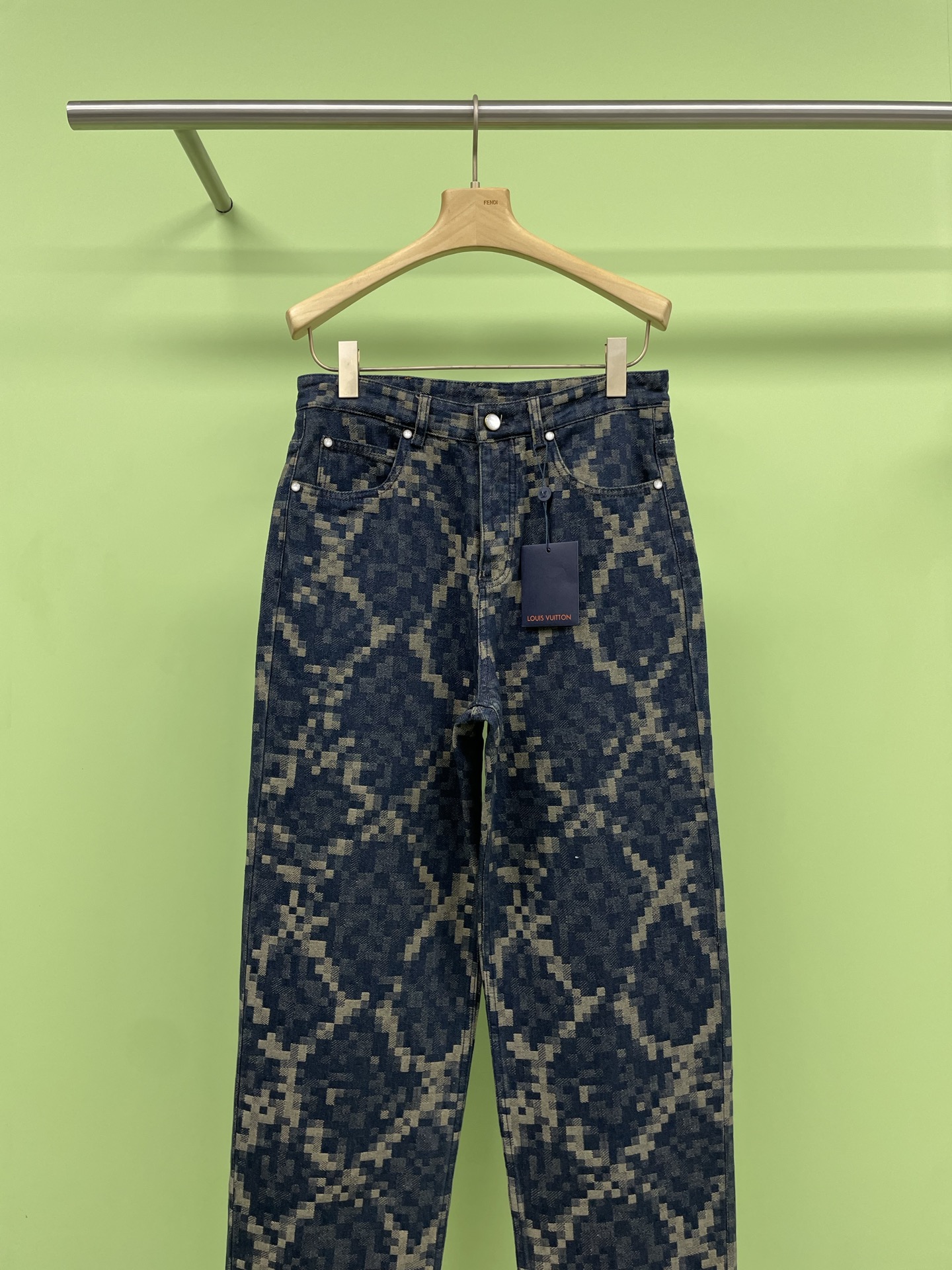 NO:328269,LV SS25 spring and summer new Snake Year python pattern chess board collarless jacket, Wang Hedi's same LV style is handsome and high-end, snakoflage denim, the damoflage pattern written by arrell williams into pixel-effect snake pattern jacquard, the collarless silhouette reveals Dandy style, chest pocket embroidery marque l.vuitton desee  Logo, pearlescent buttons and rivets are rich in details, and can create avant-garde style with the same trousers. This denim suit is super good-looking, and the same design of the same men and women, which makes you wear the same couple outfit with your boyfriend or bestie. The elements of the checkerboard make the whole suit look more fashionable and unique. It is simply a must-have item for early spring trends. The fabric is soft and comfortable, and it is very comfortable to wear. The denim material is also very durable. Whether it is matched with sports shoes or high heels, it can show different styles. In short, this early spring men and women same pixel python pattern denim suit is a very worthy item to plant. Size SML pants, louis vuitton, high heels, sneakers, jackets & coats, jackets & coats, alexander wang19860909LV SS25春夏新款蛇年蟒纹棋盘格无领夹克外套,王鹤棣同款LV帅出高级感,snakoflage 丹宁布,将 arrell williams 笔下的 damoflage图案化为像素效果蛇纹提花,无领廓形流露丹迪风尚,胸袋刺绣 marque l.vuitton desee 标识,珠光纽扣和铆钉丰富细节,可与同款长裤共筑前卫造型,这套牛仔套装的颜值超高,男女同款的设计,让你和男朋友或者闺蜜一起穿出情侣装的感觉,棋盘格的元素,让整个套装看起来更加时尚有个性,简直是早春潮流的必备单品,面料柔软舒适,穿着非常舒服,而且牛仔材质也很耐穿,无论是搭配运动鞋还是高跟鞋,都能展现出不同的风格,总之,这套早春男女同款像素蟒纹牛仔套装是非常值得种草的单品. 码数SML 裤子,,louis vuitton,high heels,sneakers,jackets & coats,jackets & coats,alexander wang,Women's clothing