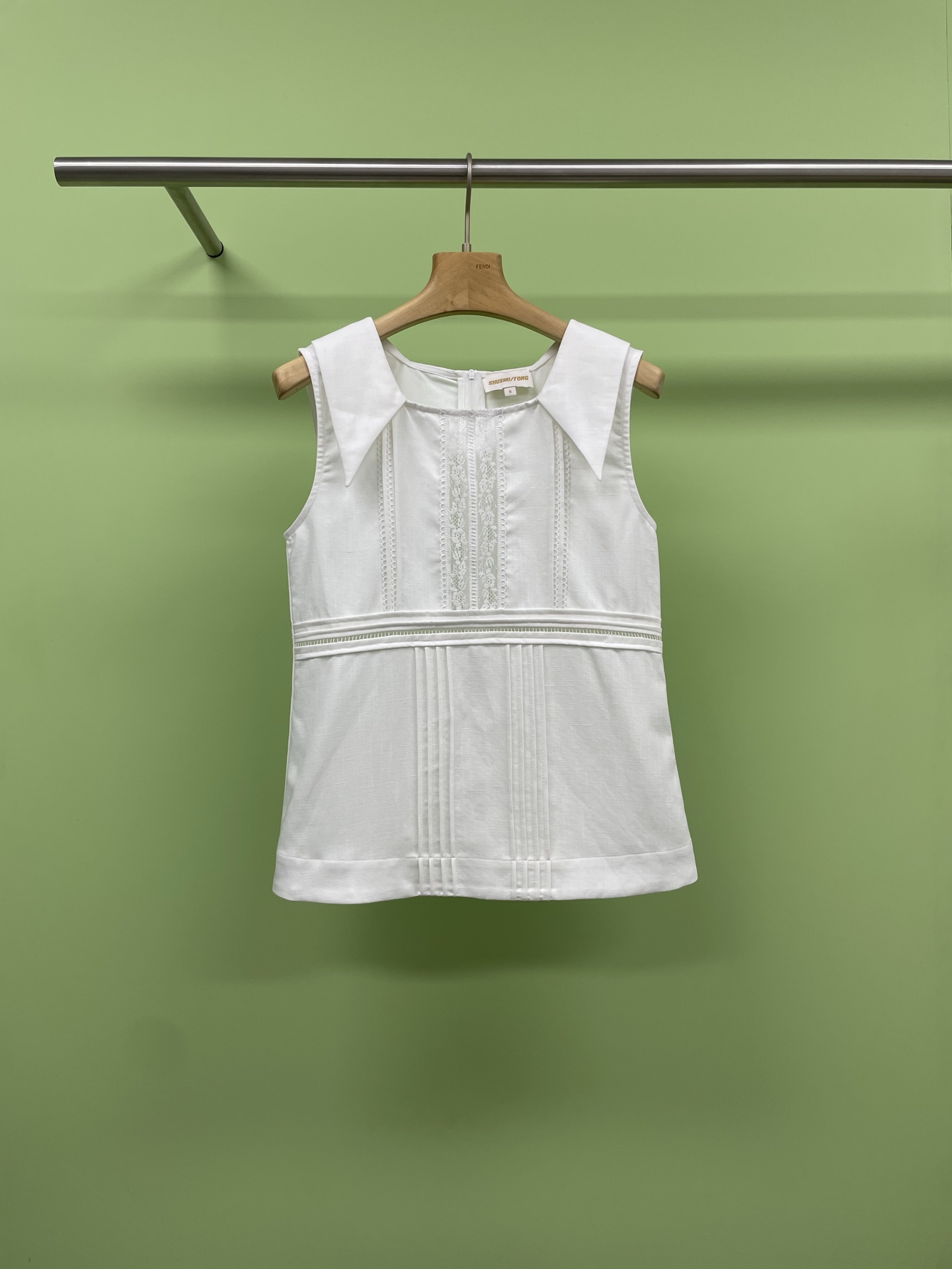 NO:331849,SHUSHUTONG 2025 spring and summer new fashionable lapel vest top, linen wool blend material is really wonderful, you can instantly feel that unique coolness, the fear of being dominated by the sultry heat in summer commuting is all dissipated, the texture of the fabric is natural and simple, and it also has a perfect drape, showing casualness and freedom in every move  , High-end feel is the steadily get, what makes me most excited is the embellishment of the water-soluble lace on my chest, and the delicate lace on the hem of the skirt adds a touch of tenderness and delicacy to the overall simple style, sexy and elegant. When wearing it, you will be professional and capable when commuting. After get off work, you can easily fill the atmosphere. Pair it with a pair of simple sandals or exquisite leather shoes, and it will be a whole fashionable girl. Sisters, it is not a bad idea to buy it, and quickly add it to your summer wardrobe. SML tops, sandals, skirts, alexander wang19860909SHUSHUTONG 2025春夏新款时尚气质翻领背心式上衣, 亚麻羊毛混纺材质真的太妙啦,上身瞬间就能感受到那种独有的清凉感,夏日通勤被闷热支配的恐惧统统退散,面料的纹理自然又质朴,还带着恰到好处的垂坠感,一举一动间尽显随性自在 ,高级感这不就稳稳get,最让我心动的是胸前水溶花边的点缀,半裙下摆那若隐若现的精致花边,给整体简约的风格增添了一抹温柔与细腻,性感又不失优雅,穿上它,通勤时尽显专业干练,下班后和朋友小聚,氛围感也能轻松拉满,随便搭配一双简约的凉鞋或者精致的小皮鞋,就是一整个时髦精出街,姐妹们,入手不亏,速速把它加入你们的夏日衣橱. 码数SML 上衣,,sandals,skirts,alexander wang,Women's clothing