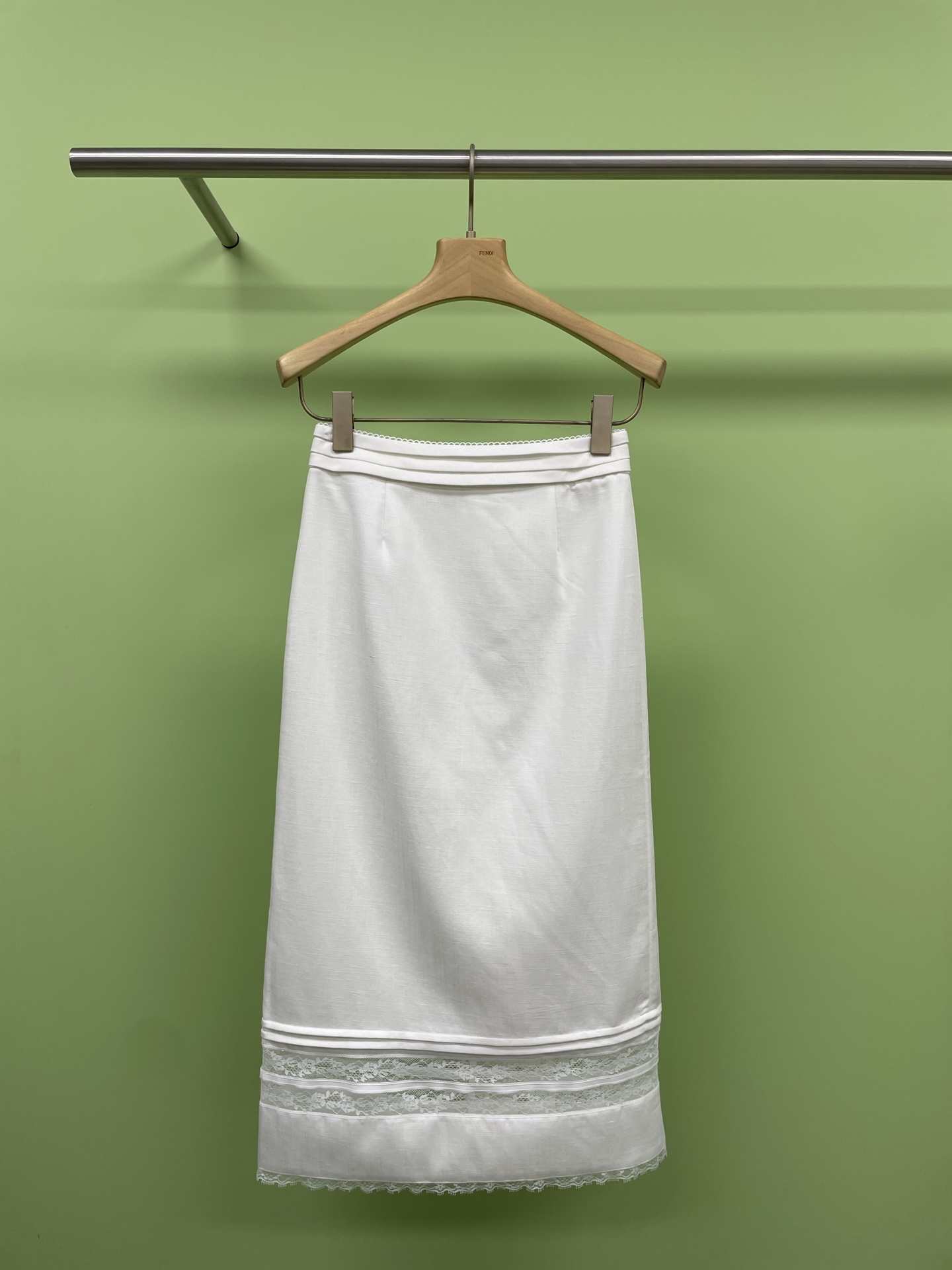 NO:331855,SHUSHUTONG 2025 spring and summer new fashionable and elegant hollow lace skirt, linen wool blend material is really wonderful, you can instantly feel that unique coolness, the fear of being dominated by the sultry heat in summer commuting is all dissipated, the texture of the fabric is natural and simple, and it also has a perfect drape, showing casualness and freedom in every move  , High-end feel is just a steady get, what makes me most excited is the embellishment of the water-soluble lace on my chest, and the delicate lace on the hem of the skirt adds a touch of tenderness and delicacy to the overall simple style, sexy and elegant. When wearing it, you will be professional and capable when commuting. After get off work, you can easily fill the atmosphere. Pair it with a pair of simple sandals or exquisite leather shoes, and it will be a whole fashionable girl. Sisters, it is not a bad idea to buy it, and quickly add it to your summer wardrobe. Size SML Skirts, sandals, skirts, alexander wang19860909SHUSHUTONG 2025春夏新款时尚气质镂空蕾丝半裙,亚麻羊毛混纺材质真的太妙啦,上身瞬间就能感受到那种独有的清凉感,夏日通勤被闷热支配的恐惧统统退散,面料的纹理自然又质朴,还带着恰到好处的垂坠感,一举一动间尽显随性自在 ,高级感这不就稳稳get,最让我心动的是胸前水溶花边的点缀,半裙下摆那若隐若现的精致花边,给整体简约的风格增添了一抹温柔与细腻,性感又不失优雅,穿上它,通勤时尽显专业干练,下班后和朋友小聚,氛围感也能轻松拉满,随便搭配一双简约的凉鞋或者精致的小皮鞋,就是一整个时髦精出街,姐妹们,入手不亏,速速把它加入你们的夏日衣橱. 码数SML 半裙,,sandals,skirts,alexander wang,Women's clothing