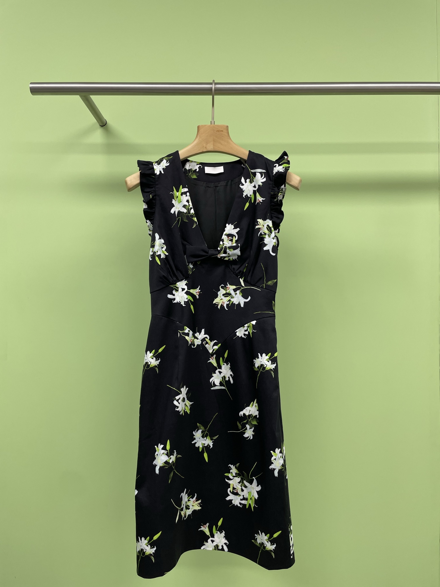 NO:331861,SHUSHU TONG2025 spring and summer new lace flying sleeve dress is very exquisite, exquisite and practical, and the fabric texture is also very online. This dress is very suitable for summer afternoon tea breaks, outdoor activities or relaxing dates. Simple accessories such as a string of pearl necklaces, elegant high heels or some small handbags can make the overall look more perfect. This three-dimensional flower flying sleeve dress has become an indispensable fashion item in the summer wardrobe with its French romantic style and slim design. When wearing it, you are like walking into a picture of a French countryside, enjoying a leisurely afternoon, and showing your unique feminine charm. SML, high heels, skirts, necklace, alexander wang19860909SHUSHU TONG2025春夏新款花边小飞袖连衣裙,实物非常的精美 ,精致且实穿,面料质感也非常在线,这款连衣裙非常适合夏日的午后茶歇、户外活动或是轻松的约会时光,简单的配饰,如一串珍珠项链、一双优雅的高跟鞋或是一些小巧的手袋,都能够让整体造型更加完美,这款立体花朵小飞袖连衣裙以其法式浪漫的风格和显瘦的设计,成为了夏日衣橱中不可或缺的时尚单品,穿上它你就像是走进了一幅法国乡村的画卷,享受着悠闲的午后时光,展现出自己独特的女性魅力. 码数SML,,high heels,skirts,necklace,alexander wang,Women's clothing