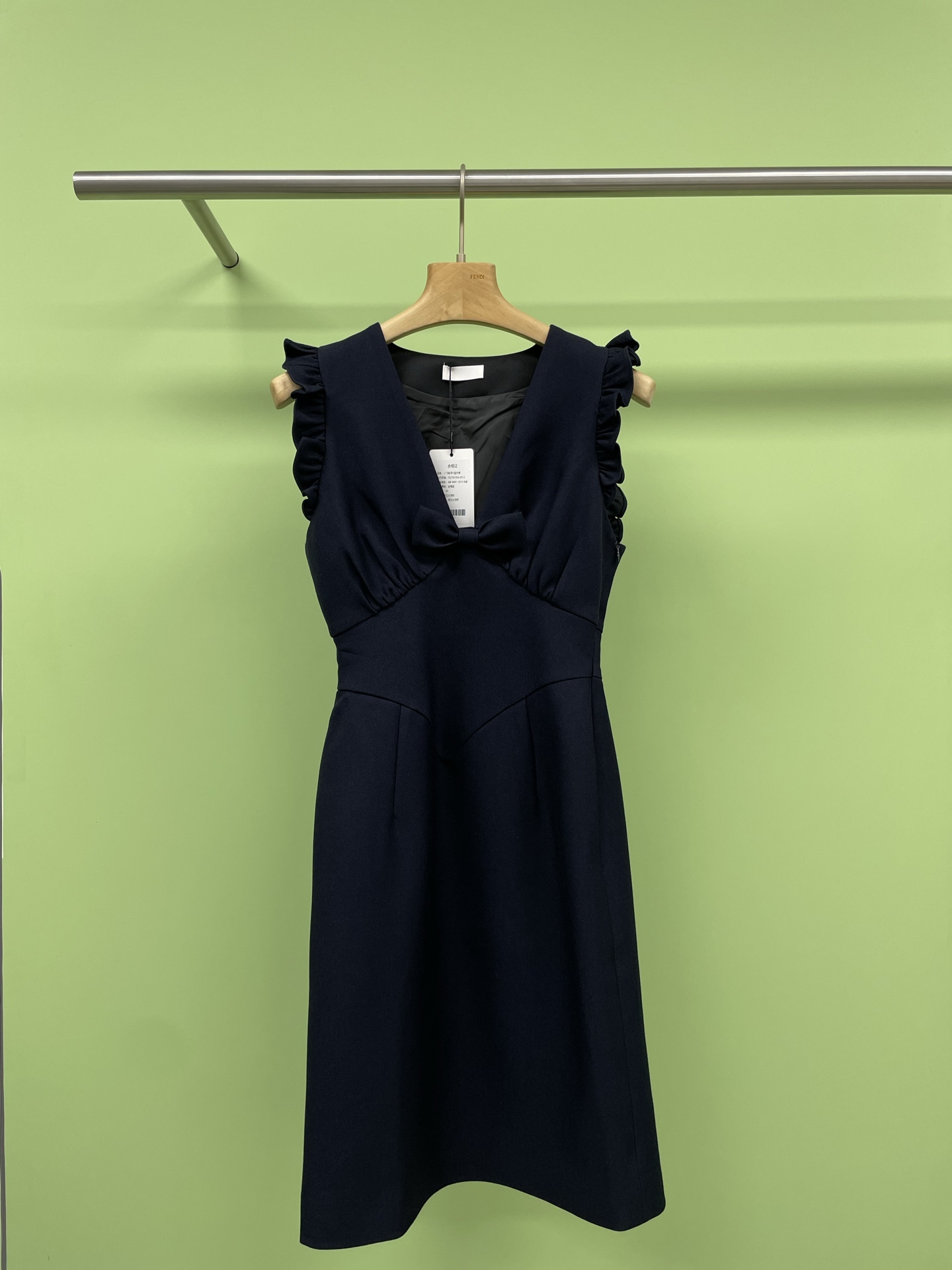 NO:331838,SHUSHU TONG2025 spring and summer new lace flying sleeve dress is very exquisite, exquisite and practical, and the fabric texture is also very online. This dress is very suitable for summer afternoon tea breaks, outdoor activities or relaxing dates. Simple accessories such as a string of pearl necklaces, elegant high heels or some small handbags can make the overall look more perfect. This three-dimensional flower flying sleeve dress has become an indispensable fashion item in the summer wardrobe with its French romantic style and slim design. When wearing it, you are like walking into a picture of a French countryside, enjoying a leisurely afternoon, and showing your unique feminine charm. SML, high heels, skirts, necklace, alexander wang19860909SHUSHU TONG2025春夏新款花边小飞袖连衣裙,实物非常的精美 ,精致且实穿,面料质感也非常在线,这款连衣裙非常适合夏日的午后茶歇、户外活动或是轻松的约会时光,简单的配饰,如一串珍珠项链、一双优雅的高跟鞋或是一些小巧的手袋,都能够让整体造型更加完美,这款立体花朵小飞袖连衣裙以其法式浪漫的风格和显瘦的设计,成为了夏日衣橱中不可或缺的时尚单品,穿上它你就像是走进了一幅法国乡村的画卷,享受着悠闲的午后时光,展现出自己独特的女性魅力. 码数SML,,high heels,skirts,necklace,alexander wang,Women's clothing