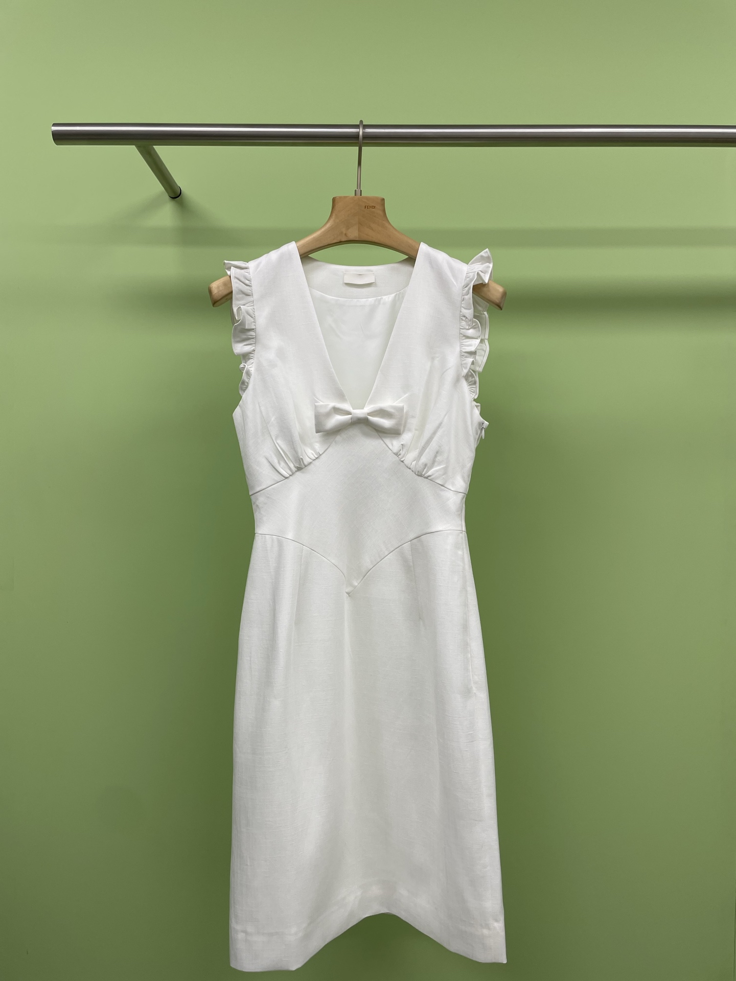 NO:331844,SHUSHU TONG2025 spring and summer new lace flying sleeve dress is very exquisite, exquisite and practical, and the fabric texture is also very online. This dress is very suitable for summer afternoon tea breaks, outdoor activities or relaxing dates. Simple accessories such as a string of pearl necklaces, elegant high heels or some small handbags can make the overall look more perfect. This three-dimensional flower flying sleeve dress has become an indispensable fashion item in the summer wardrobe with its French romantic style and slim design. When wearing it, you are like walking into a picture of a French countryside, enjoying a leisurely afternoon, and showing your unique feminine charm. SML, high heels, skirts, necklace, alexander wang19860909SHUSHU TONG2025春夏新款花边小飞袖连衣裙,实物非常的精美 ,精致且实穿,面料质感也非常在线,这款连衣裙非常适合夏日的午后茶歇、户外活动或是轻松的约会时光,简单的配饰,如一串珍珠项链、一双优雅的高跟鞋或是一些小巧的手袋,都能够让整体造型更加完美,这款立体花朵小飞袖连衣裙以其法式浪漫的风格和显瘦的设计,成为了夏日衣橱中不可或缺的时尚单品,穿上它你就像是走进了一幅法国乡村的画卷,享受着悠闲的午后时光,展现出自己独特的女性魅力. 码数SML,,high heels,skirts,necklace,alexander wang,Women's clothing