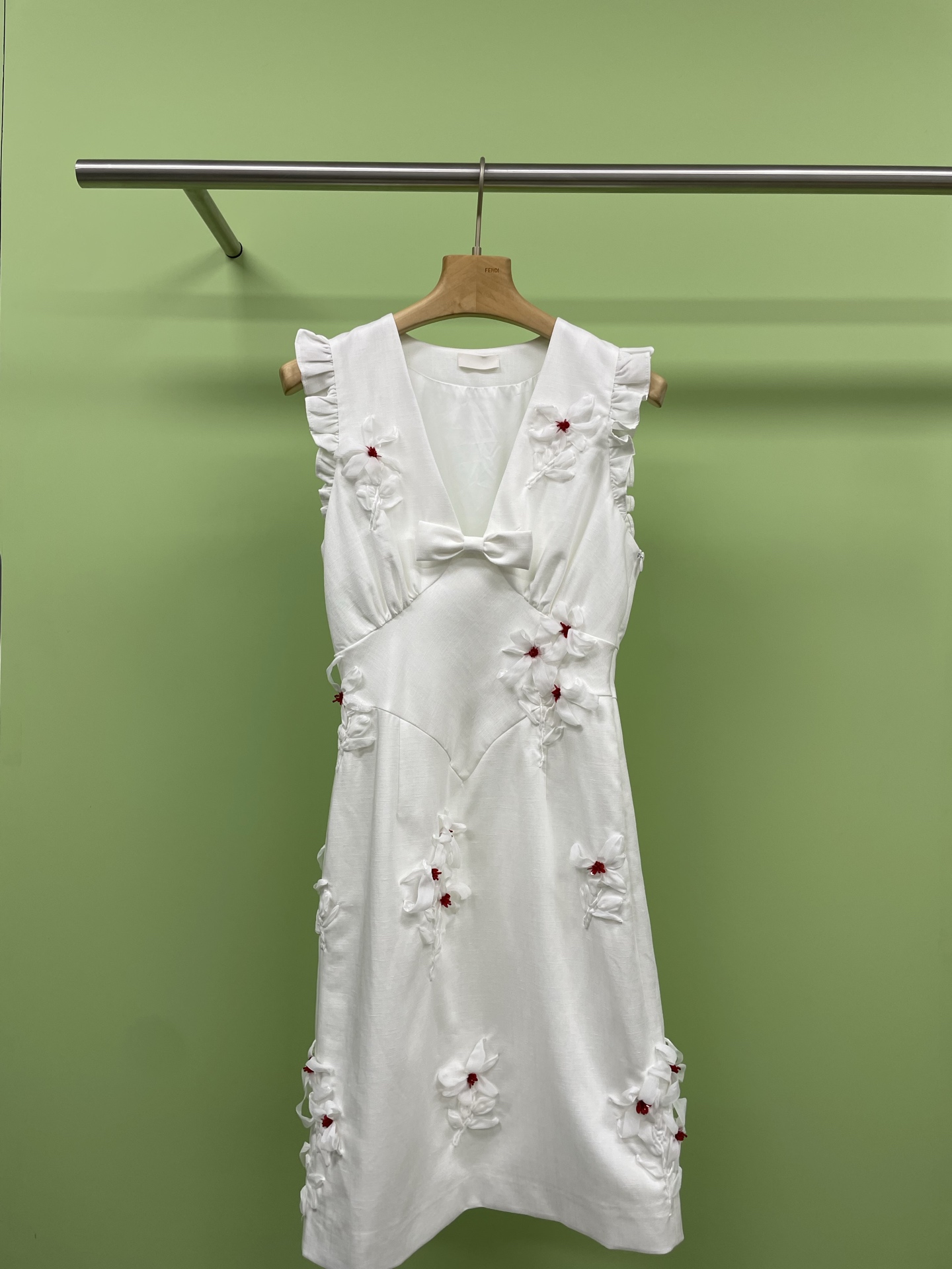 NO:331850,SHUSHU TONG2025 spring and summer new lace flying sleeve dress is very exquisite, handmade three-dimensional lily embroidery, exquisite and practical, and the fabric texture is also very online. This dress is very suitable for summer afternoon tea breaks, outdoor activities or relaxing dates. Simple accessories such as a string of pearl necklaces, elegant high heels or some small handbags can make the overall look more perfect. This three-dimensional flower flying sleeve dress has become an indispensable fashion item in the summer wardrobe with its French romantic style and slim design. When wearing it, you are like walking into a picture of a French countryside, enjoying a leisurely afternoon, and showing your unique feminine charm. SML, high heels, skirts, necklace, alexander wang19860909SHUSHU TONG2025春夏新款花边小飞袖连衣裙,实物非常的精美,手工立体百合花刺绣 ,精致且实穿,面料质感也非常在线,这款连衣裙非常适合夏日的午后茶歇、户外活动或是轻松的约会时光,简单的配饰,如一串珍珠项链、一双优雅的高跟鞋或是一些小巧的手袋,都能够让整体造型更加完美,这款立体花朵小飞袖连衣裙以其法式浪漫的风格和显瘦的设计,成为了夏日衣橱中不可或缺的时尚单品,穿上它你就像是走进了一幅法国乡村的画卷,享受着悠闲的午后时光,展现出自己独特的女性魅力. 码数SML,,high heels,skirts,necklace,alexander wang,Women's clothing