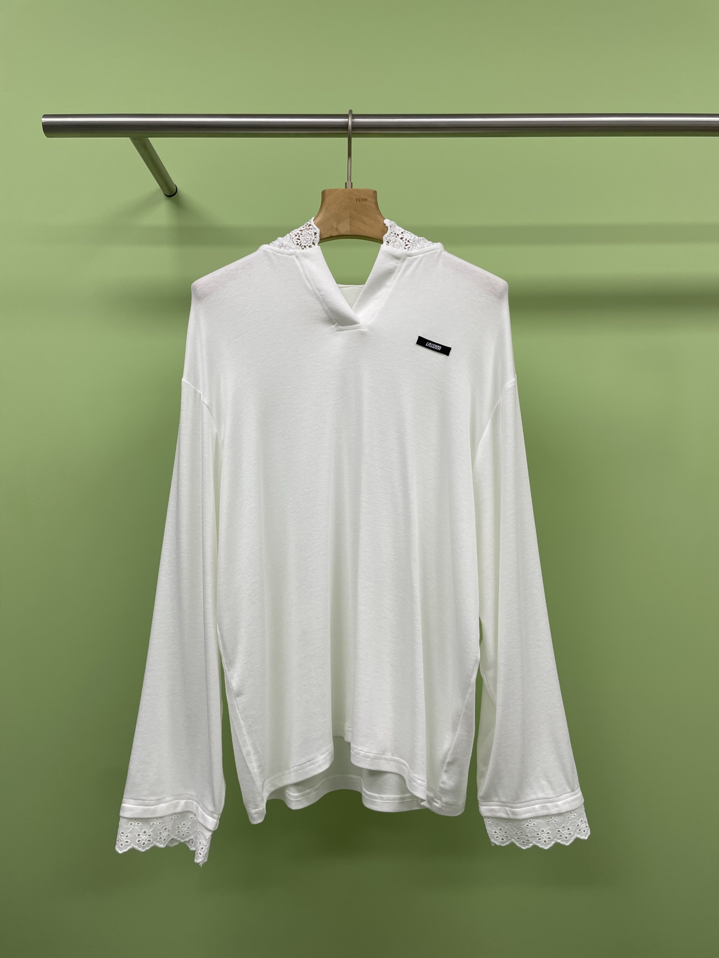 NO:331856,LACERTA super large lace hat with ultra-thin wool loose long sleeves is base, fresh in summer, the romantic encounter between two colors of long sleeves and lace hoodies. In the breeze of early summer, this simple and elegant combination is like a perfect pair of dancers, dancing in the sun. The white long sleeves are classic and versatile, giving people a refreshing and clean feeling. The lace hoodies have a little woman's charm, gently put on their shoulders, as if telling the romantic story of summer. Paired with a pair of simple jeans, it instantly adds an overall sense of leisure. On this sunny afternoon, I put on this outfit and stroll through the streets and alleys. Feeling the breeze and enjoying the warmth of the sunshine on my body, this moment makes you feel like you have become the happiest person in the world.  SML, jeans, hats, alexander wang19860909LACERTA超大蕾丝帽子超薄羊毛宽松长袖打底,夏日清新,两色长袖与蕾丝甩帽衫的浪漫邂逅,在初夏的微风中,这一身简约又不失优雅的搭配,白色长袖与蕾丝甩帽衫,它们犹如一对完美的舞伴,在阳光下翩翩起舞,白色长袖,经典百搭,给人一种清爽干净的感觉,而蕾丝甩帽衫,则带着一种小女人的妩媚,轻轻搭在肩上,仿佛在诉说着夏日的浪漫故事,搭配一条简约的牛仔裤,瞬间增添了整体的休闲感,在这个充满阳光的午后,我穿上这一身搭配,漫步在街头巷尾.感受着微风拂面,享受着阳光洒在身上的温暖,这一刻让你仿佛成为了这个世界上最幸福的人. 码数SML,,jeans,hats,alexander wang,Women's clothing