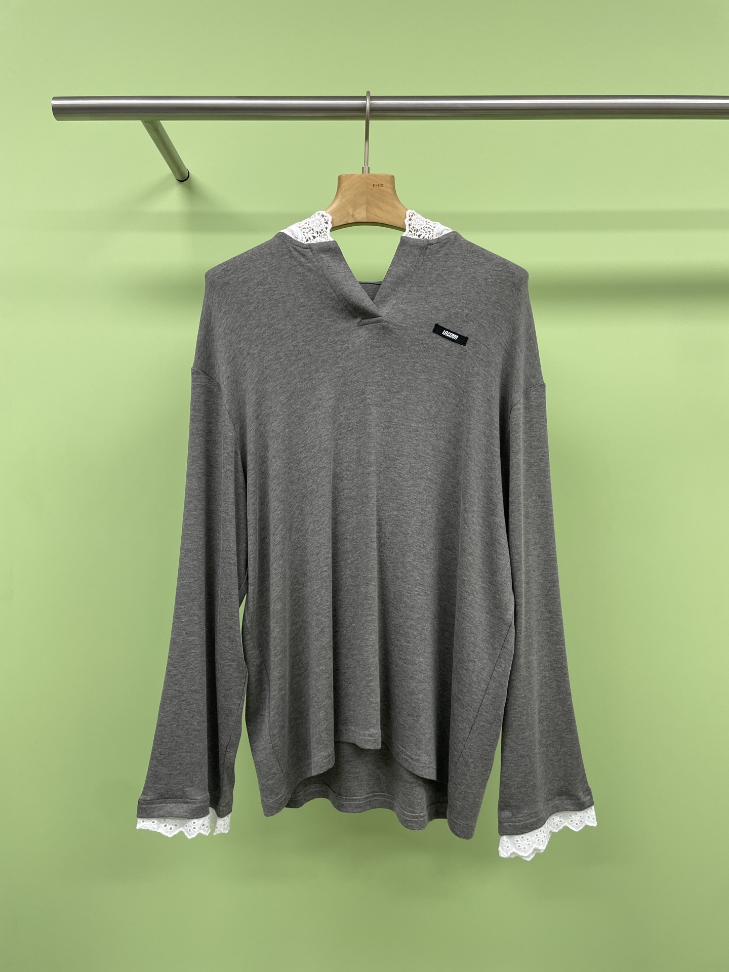 NO:331862,LACERTA super large lace hat with ultra-thin wool loose long sleeves is base, fresh in summer, the romantic encounter between two colors of long sleeves and lace hoodies. In the breeze of early summer, this simple and elegant combination is like a perfect pair of dancers, dancing in the sun. The white long sleeves are classic and versatile, giving people a refreshing and clean feeling. The lace hoodies have a little woman's charm, gently put on their shoulders, as if telling the romantic story of summer. Paired with a pair of simple jeans, it instantly adds an overall sense of leisure. On this sunny afternoon, I put on this outfit and stroll through the streets and alleys. Feeling the breeze and enjoying the warmth of the sunshine on my body, this moment makes you feel like you have become the happiest person in the world.  SML, jeans, hats, alexander wang19860909LACERTA超大蕾丝帽子超薄羊毛宽松长袖打底,夏日清新,两色长袖与蕾丝甩帽衫的浪漫邂逅,在初夏的微风中,这一身简约又不失优雅的搭配,白色长袖与蕾丝甩帽衫,它们犹如一对完美的舞伴,在阳光下翩翩起舞,白色长袖,经典百搭,给人一种清爽干净的感觉,而蕾丝甩帽衫,则带着一种小女人的妩媚,轻轻搭在肩上,仿佛在诉说着夏日的浪漫故事,搭配一条简约的牛仔裤,瞬间增添了整体的休闲感,在这个充满阳光的午后,我穿上这一身搭配,漫步在街头巷尾.感受着微风拂面,享受着阳光洒在身上的温暖,这一刻让你仿佛成为了这个世界上最幸福的人. 码数SML,,jeans,hats,alexander wang,Women's clothing