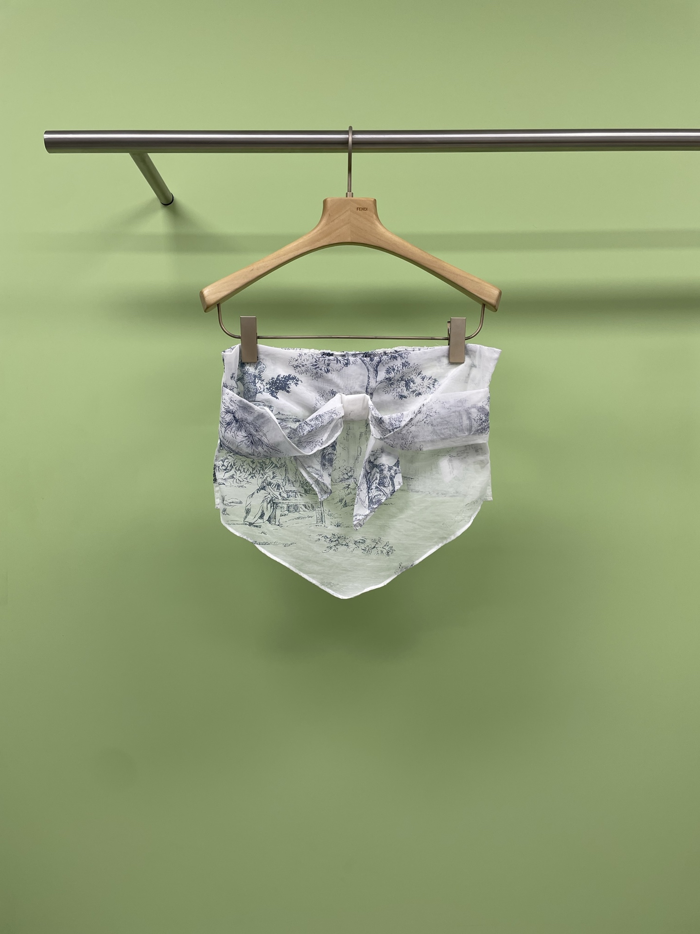 NO:332150,The same MARCHEN25SS spring and summer square scarf style Nice holiday strapless vest, summer sweet and spicy sniper French bow vest, 3D three-dimensional bow contracted romantic atmosphere, French lazy style wrapped from shoulder neck to waistline, super large three-dimensional knot design, back view easy to get out of the circle, 360-degree spicy full slimness, cross-band straps design outlines the swan neck plus right-angle shoulder, back-opening inverted triangle  Cutting, turning around is a visual critical hit, linen nylon blend fabric, short style locks the A4 waist, vacation wear C-position formula, paired with denim hot pants = American retro sweetheart, wide-leg pants = Millennium Y2K hot girl, external sunscreen shirt = daily eye-catching equipment, photo robe with high-light filter, the moment the sea breeze raises the bow, the camera is full of high-end pure desire, the heart-warming item that must be possessed this summer wardrobe.  SML, alexander wang19860909虞书欣同款MARCHEN25SS春夏方巾式尼斯假日抹胸背心,夏日甜辣狙击法式蝴蝶结抹胸背心,3D立体蝴蝶结承包浪漫氛围感,从肩颈到腰线缠绕法式慵懒风情,超大立体结设计,背影杀轻松出圈,360度辣度拉满的显瘦心机,交叉绑带抹胸设计勾勒天鹅颈加直角肩,露背倒三角剪裁,转身即是视觉暴击,亚麻锦纶混纺面料,短款版型锁住A4腰,度假穿搭C位公式,配牛仔热裤=美式复古甜心,搭阔腿裤=千禧Y2K辣妹,外搭防晒衫=日常出街吸睛装备,自带高光滤镜的拍照战袍,海风扬起蝴蝶结的瞬间,镜头里全是高级纯欲感,今夏衣橱必须拥有的心动单品. 码数SML,,alexander wang,Women's clothing