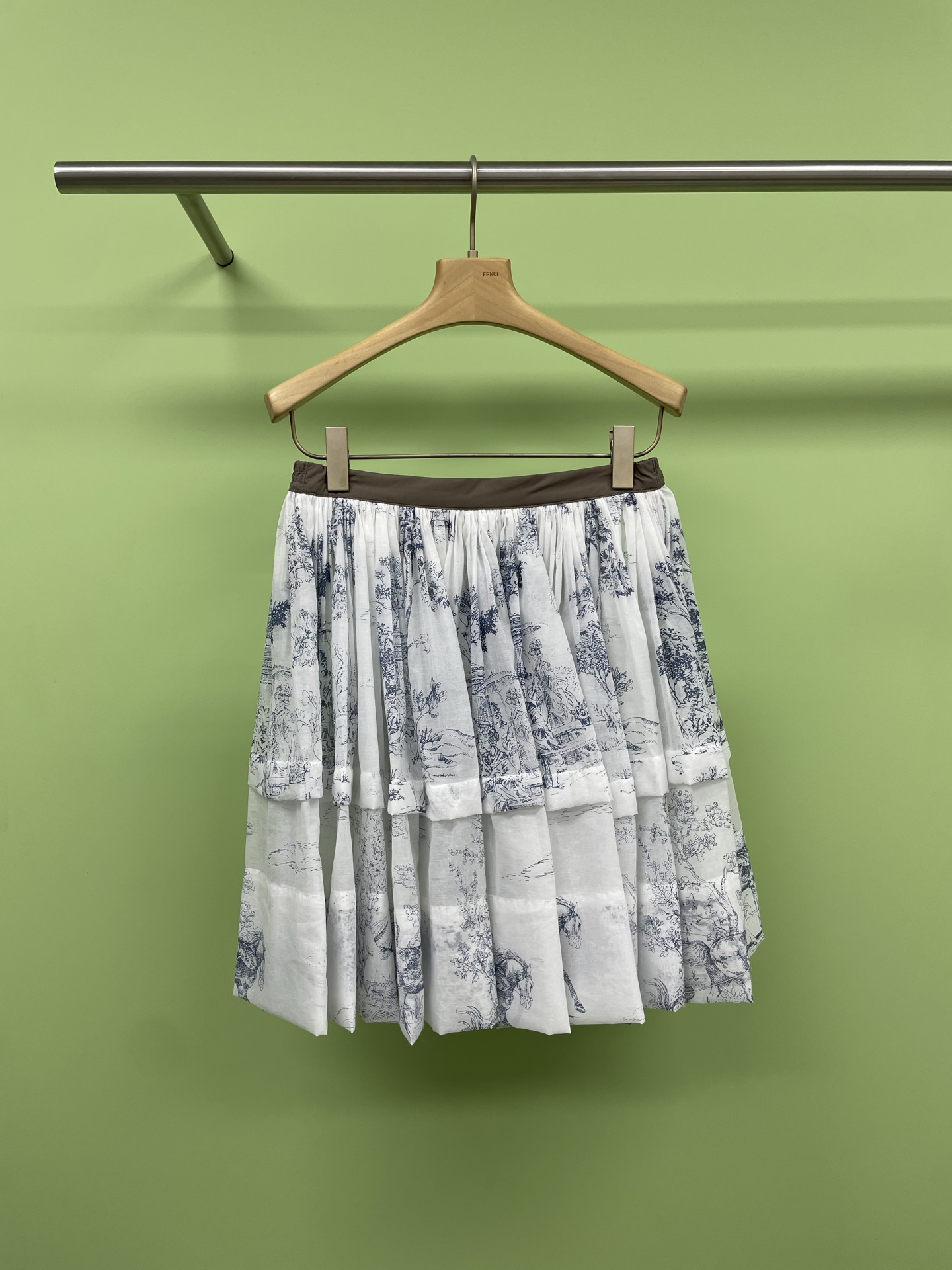 NO:332156,MARCHEN designer brand SS25 flower-like soft pleated skirt, the first look is refreshing spring and summer items, with natural tones, fine pleated flow like water ripples, more agile rhythm than ordinary skirts, the pattern full of ink and ink is too touching to the heart of the girl, the pleats are super layered, and when you turn around, it looks like a big flower, the feeling of wind is not too cool when walking, the fabric is soft and it will not be stuck at all. The key is that it is not picky at all, and the slightly fat sisters can also close their eyes and rush to the ceiling. It is a sweet girl with a solid color T-shirt, and it will become a youthful girlish style in seconds. When you go on dates and shopping, you will slay the whole audience. The more you look at this skirt, the more you look at it, you will be crazy about taking pictures when you go out for a spring outing. Family members believe me, you will really regret not being able to fight. SML, skirts, tees, t-shirt, alexander wang19860909MARCHEN设计师品牌SS25花境松软百褶裙,第一眼清爽的春夏单品,带着自然感的色调,细密百褶流动如水波纹,比普通半裙多了一分灵动韵律,满印水墨的图案太戳少女心了,褶皱超有层次感,转圈圈的时候像开了朵大花,走路带风的感觉不要太爽,面料软敷敷的,完全不会卡腿,重点是完全不挑人,微胖姐妹也能闭眼冲,配纯色T恤就是甜妹天花板,搭同款抹胸又秒变青春少女风,约会逛街直接slay全场,这裙子真的越看越喜欢,穿去春游被疯狂拍照,家人们信我,这波不冲真的会后悔. 码数SML,,skirts,tees，t-shirt,alexander wang,Women's clothing