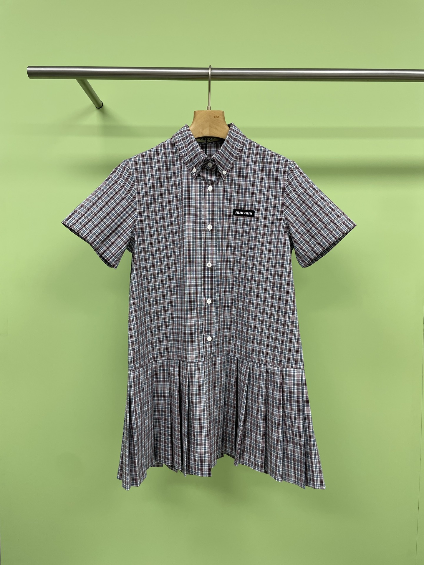 NO:332161,MiuMiu2025 plaid pleated shirt skirt, a daily and solid shirt skirt, the upper silhouette pleated skirt under the shirt, the upper body looks slim, loose and broad, strong inclusive, adding a bit of vitality and girlishness, refreshing and durable blue plaid, commuting and going to work without pressure, easily creating a casual atmosphere, the cotton plaid fabric feels dry, flexible muscles and bones, the plaid fabric has clear texture, uniform and beautiful color, clean and fresh color, and special texture. A circle of small pleats is added to the bottom, enriching the unique styling and full of high-end feeling, whoever can easily go out on the street with a fashionable look. SML,,miumiu, skirts, shirts, alexander wang19860909MiuMiu2025格纹百褶衬衫裙,日常又实穿的衬衫裙,上廓形衬衫下百褶裙的版型,上身好显瘦啊,松弛挺阔,包容性强,增添几分元气少女感,清爽耐看的蓝色格纹,通勤出游上班无压力,轻松营造随性氛围感,全棉格纹面料手感干爽,柔韧筋骨,格子布面纹路清晰,色泽均匀美丽,颜色干净清新,有特别的肌理,底边加入了一圈小百褶,丰富了别致造型感,高级感满满,谁便一穿轻轻松松就能时髦出街了. 码数SML,,miumiu,skirts,shirts,alexander wang,Women's clothing