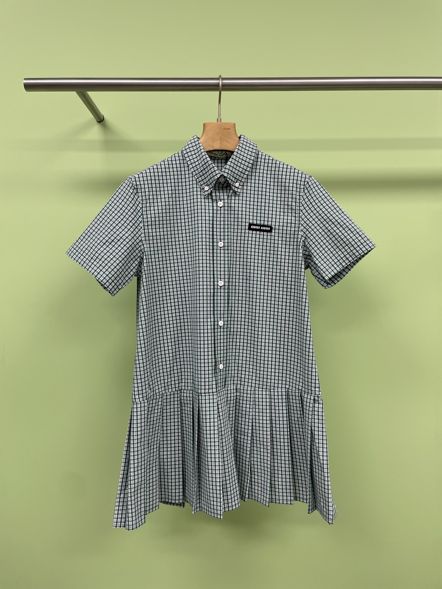 NO:332139,MiuMiu2025 plaid pleated shirt skirt, a daily and solid shirt skirt, the upper silhouette pleated skirt under the shirt, the upper body looks slim, loose and broad, strong inclusive, adding a bit of vitality and girlishness, refreshing and durable blue plaid, commuting and going to work without pressure, easily creating a casual atmosphere, the cotton plaid fabric feels dry, flexible muscles and bones, the plaid fabric has clear texture, uniform and beautiful color, clean and fresh color, and special texture. A circle of small pleats is added to the bottom, enriching the unique styling and full of high-end feeling, whoever can easily go out on the street with a fashionable look. SML,,miumiu, skirts, shirts, alexander wang19860909MiuMiu2025格纹百褶衬衫裙,日常又实穿的衬衫裙,上廓形衬衫下百褶裙的版型,上身好显瘦啊,松弛挺阔,包容性强,增添几分元气少女感,清爽耐看的蓝色格纹,通勤出游上班无压力,轻松营造随性氛围感,全棉格纹面料手感干爽,柔韧筋骨,格子布面纹路清晰,色泽均匀美丽,颜色干净清新,有特别的肌理,底边加入了一圈小百褶,丰富了别致造型感,高级感满满,谁便一穿轻轻松松就能时髦出街了. 码数SML,,miumiu,skirts,shirts,alexander wang,Women's clothing