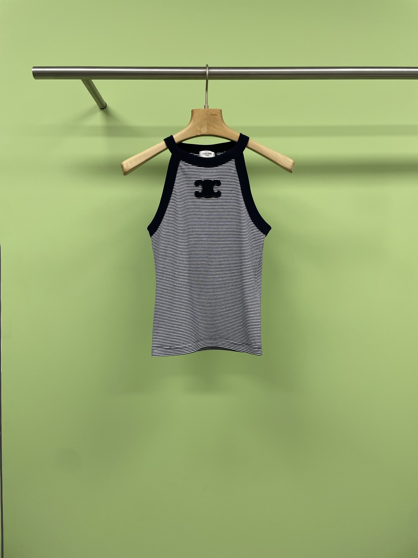 NO:332145,Celine's summer slack look, the Triomphe striped knitted vest, the fabric is light and breathable, and the blue and white stripes are like the sea breeze on the body. It is refreshing when wearing it alone. In the spring and summer wardrobe, striped items are still indispensable. The Arc de Triomphe striped halter injects a hint of lazy and freshness into the summer style. It can be perfectly matched with skirts and trousers. The armpits are relatively relaxed and will not be too slim and make the breasts obvious. Sisters who don't like to expose their arms can also be used as an inner layer to match a white shirt. Size SML, celine, skirts, shirts, alexander wang19860909Celine夏日松弛感穿搭Triomphe条纹针织背心,面料轻薄透气自带降温感,蓝白条纹像把海风穿在身上,单穿叠穿都很清爽,春夏的衣柜里,条纹单品依旧不可或缺,凯旋门条纹挂脖吊带,为夏日造型注入一丝慵懒清新,随意搭配裙装裤装都能完美驾驭,腋下比较松余,不会过勒显得副乳明显,不喜欢露胳膊的姐妹还可以作为内搭搭配一件白衬衫也很美. 码数SML,,celine,skirts,shirts,alexander wang,Women's clothing