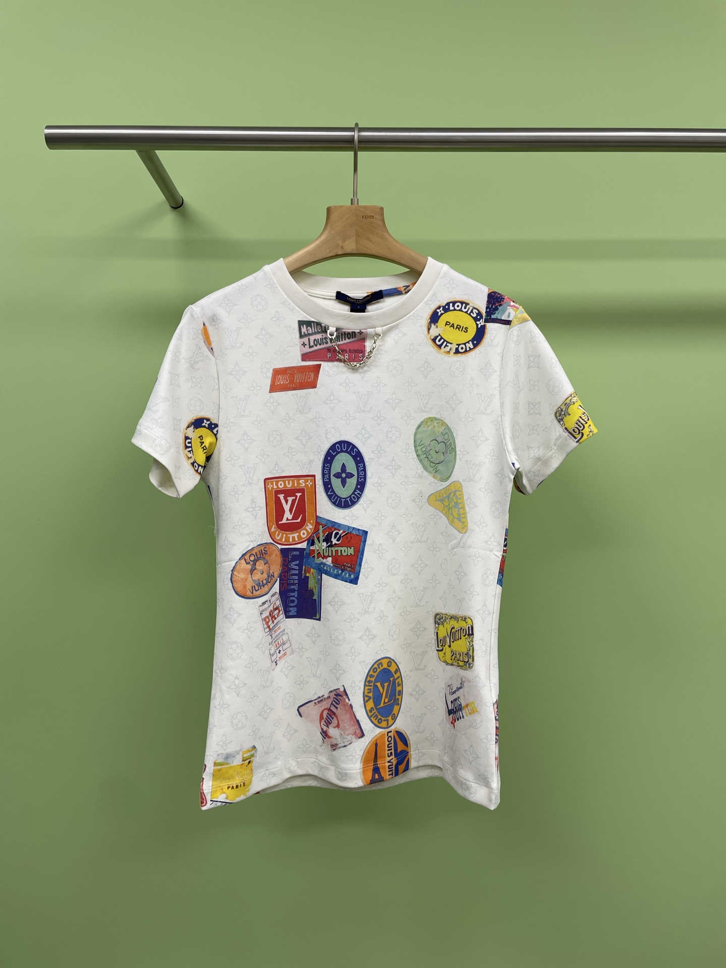 NO:332487,LV2025 Spring and Summer New Nautical Series Printed Badge Chain Short-sleeved T-shirt, imported cotton material, breathable and comfortable, full textured neckline with metal letter chains as the design highlights, four-leaf clover letter printing pattern bottomed with badge elements, relaxed and fashionable, showing high-end style, single-wear inner wear is brilliant and fashionable, full of personality badge patterns, full of street feeling, each one is very attitude, taking a huge photo, matching it with shorts, casual and fashionable, and then step on sports shoes, you will be full of vitality immediately, whether it is daily going out on the street or checking in, you can easily grasp the atmosphere. SML,,louis vuitton,sneakers, shorts,T-shirt,tees,t-shirt,alexander wang19860909LV2025春夏新款航海系列印花徽章链条短袖T恤,进口全棉材质,透气舒适,质感十足领口以金属字母链条作设计亮点,四叶草字母印花图案打底加徽章元素,松弛而时髦,彰显高级格调,单穿内搭都出彩时髦,满身的个性徽章图案,街头感十足,每一个都超有态度,拍照巨出片,随便搭配短裤,休闲又时髦,再踩上运动鞋,立马活力满满,不管是日常出街还是探店打卡,都能轻松拿捏氛围感. 码数SML,,louis vuitton,sneakers,shorts,T-shirt,tees，t-shirt,alexander wang,Women's clothing