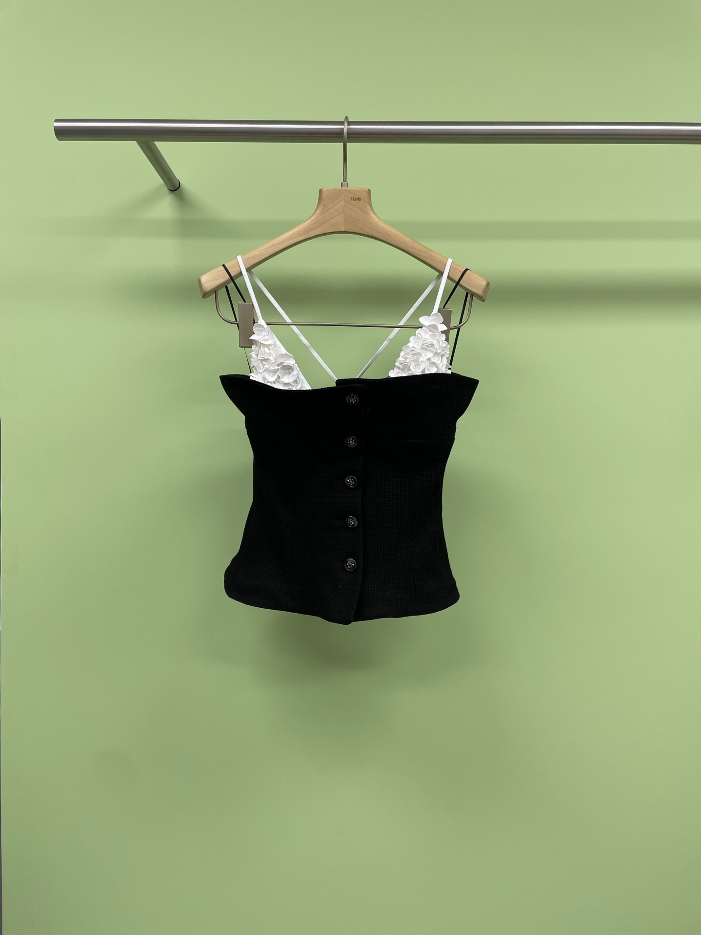 NO:332493,Chanel 2025 spring and summer new small fragrance flower suspender vest, French and elegant black waffle suspender top, slim strap trousers and suspender styles spliced ​​with two fake pieces. The triangle cup is three-dimensional small flowers with exquisite details. It is elegant with the skirt. It is very elegant. It is full of design, super slim and white. The short design adds a bit of sweetness and spicy. Whether it is single or inner wear, you can easily control various occasions. Come and plant grass together. SML, chanel, skirts, alexander wang19860909Chanel2025春夏新款小香花朵吊带背心,法式又气质的黑色华夫格吊带上衣,偏修身的抹胸与吊带的款式拼接的假两件,三角杯处是立体的小花朵,细节精致,搭配裙子很优雅,很显气质的黑色华夫格吊带上衣,设计感十足,超级显瘦又显白,短款设计更添几分甜辣感,无论是单穿还是内搭,都能轻松驾驭各种场合,快来一起种草吧. 码数SML,,chanel,skirts,alexander wang,Women's clothing