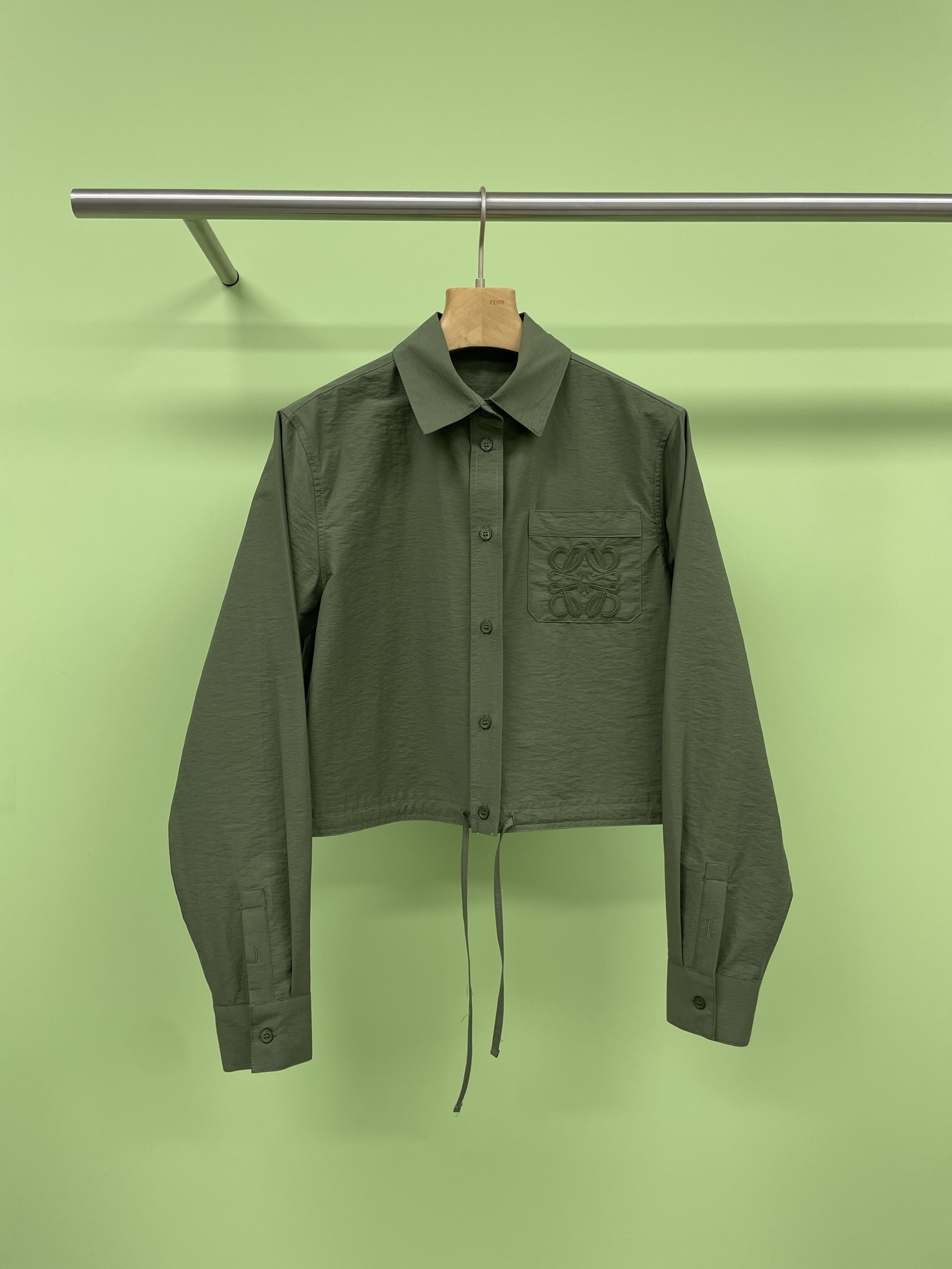 NO:332499,LOEWE Summer Series Paula's Long Sleeve Shirt Cropped Pants Set, Spring and Summer Set I was chased and asked, this set is really awesome, shirt pocket brand logo embroidery, air-like fabric tailoring, the design sense directly overflows the screen, versatile and high-end, paired with exquisite embroidered casual cropped pants, the length is just right, revealing slender ankles, walking with style, overall casual and stylish, wearing it makes you feel rich and beautiful, the atmosphere of a big brand is hard to grasp, and the return rate is very high, especially suitable for shopping, vacation or friends gathering. The overall look is casual and exquisite, and you walk with style. Wear a straw hat and shell necklace. The full vacation style is coming. A fashionable suit that you can't miss this summer, with simple and high looks, hurry up and let your wardrobe be rejuvenated. SML  top, loewe, espadrilles,shirts,necklace,hats,alexander wang19860909LOEWE夏日系列paula's长袖衬衣九分裤套装,被追着问的春夏套装,这套真的赢麻了,衬衫口袋品牌logo刺绣,空气感面料剪裁细节满满,设计感直接溢出屏幕,百搭又高级,搭配上精致刺绣的休闲九分裤,长度恰到好处,露出纤细脚踝,走路都带风,整体休闲又有格调,穿上就是人间富贵花既视感,大牌氛围感狠狠拿捏,出街回头率超高,特别适合逛街、度假或者朋友聚会,整体造型休闲又不失精致,走路都带风,再戴个草编帽子和贝壳项链,满满的度假风扑面而来,这个夏天不能错过的时尚套装,搭配简单又高颜值,赶紧入手,让你的衣橱焕发新活力吧. 码数SML 上衣,,loewe,espadrilles,shirts,necklace,hats,alexander wang,Women's clothing