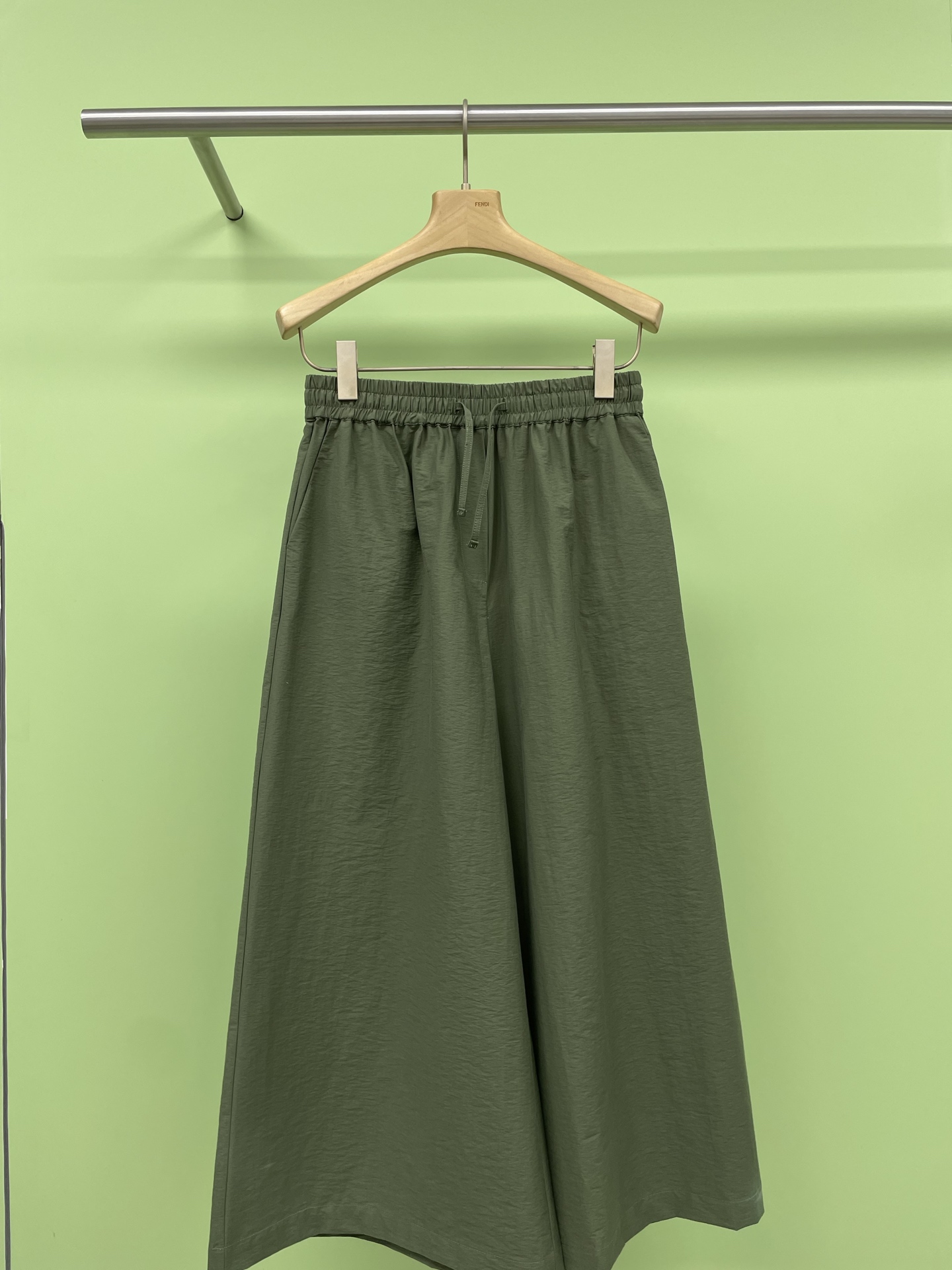 NO:332502,LOEWE Summer Series Paula's Long Sleeve Shirt Cropped Pants Set, Spring and Summer Set I was chased and asked, this set is really awesome, shirt pocket brand logo embroidery, air-like fabric tailoring, the design sense directly overflows the screen, versatile and high-end, paired with exquisite embroidered casual cropped pants, the length is just right, revealing slender ankles, walking with style, overall casual and stylish, wearing it makes you feel rich and beautiful, the atmosphere of a big brand is hard to grasp, and the return rate is very high, especially suitable for shopping, vacation or friends gathering. The overall look is casual and exquisite, and you walk with style. Wear a straw hat and shell necklace. The full vacation style is coming. A fashionable suit that you can't miss this summer, with simple and high looks, hurry up and let your wardrobe be rejuvenated. SML  pants, loewe, espadrilles,shirts,necklace,hats,alexander wang19860909LOEWE夏日系列paula's长袖衬衣九分裤套装,被追着问的春夏套装,这套真的赢麻了,衬衫口袋品牌logo刺绣,空气感面料剪裁细节满满,设计感直接溢出屏幕,百搭又高级,搭配上精致刺绣的休闲九分裤,长度恰到好处,露出纤细脚踝,走路都带风,整体休闲又有格调,穿上就是人间富贵花既视感,大牌氛围感狠狠拿捏,出街回头率超高,特别适合逛街、度假或者朋友聚会,整体造型休闲又不失精致,走路都带风,再戴个草编帽子和贝壳项链,满满的度假风扑面而来,这个夏天不能错过的时尚套装,搭配简单又高颜值,赶紧入手,让你的衣橱焕发新活力吧. 码数SML 裤子,,loewe,espadrilles,shirts,necklace,hats,alexander wang,Women's clothing