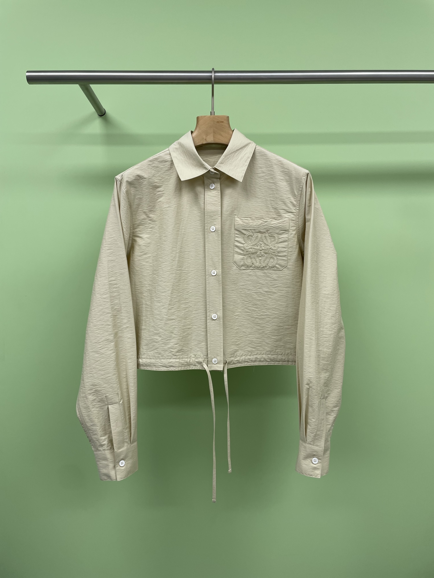 NO:332508,LOEWE Summer Series Paula's Long Sleeve Shirt Cropped Pants Set, Spring and Summer Set I was chased and asked, this set is really awesome, shirt pocket brand logo embroidery, air-like fabric tailoring, the design sense directly overflows the screen, versatile and high-end, paired with exquisite embroidered casual cropped pants, the length is just right, revealing slender ankles, walking with style, overall casual and stylish, wearing it makes you feel rich and beautiful, the atmosphere of a big brand is hard to grasp, and the return rate is very high, especially suitable for shopping, vacation or friends gathering. The overall look is casual and exquisite, and you walk with style. Wear a straw hat and shell necklace. The full vacation style is coming. A fashionable suit that you can't miss this summer, with simple and high looks, hurry up and let your wardrobe be rejuvenated. SML  top, loewe, espadrilles,shirts,necklace,hats,alexander wang19860909LOEWE夏日系列paula's长袖衬衣九分裤套装,被追着问的春夏套装,这套真的赢麻了,衬衫口袋品牌logo刺绣,空气感面料剪裁细节满满,设计感直接溢出屏幕,百搭又高级,搭配上精致刺绣的休闲九分裤,长度恰到好处,露出纤细脚踝,走路都带风,整体休闲又有格调,穿上就是人间富贵花既视感,大牌氛围感狠狠拿捏,出街回头率超高,特别适合逛街、度假或者朋友聚会,整体造型休闲又不失精致,走路都带风,再戴个草编帽子和贝壳项链,满满的度假风扑面而来,这个夏天不能错过的时尚套装,搭配简单又高颜值,赶紧入手,让你的衣橱焕发新活力吧. 码数SML 上衣,,loewe,espadrilles,shirts,necklace,hats,alexander wang,Women's clothing