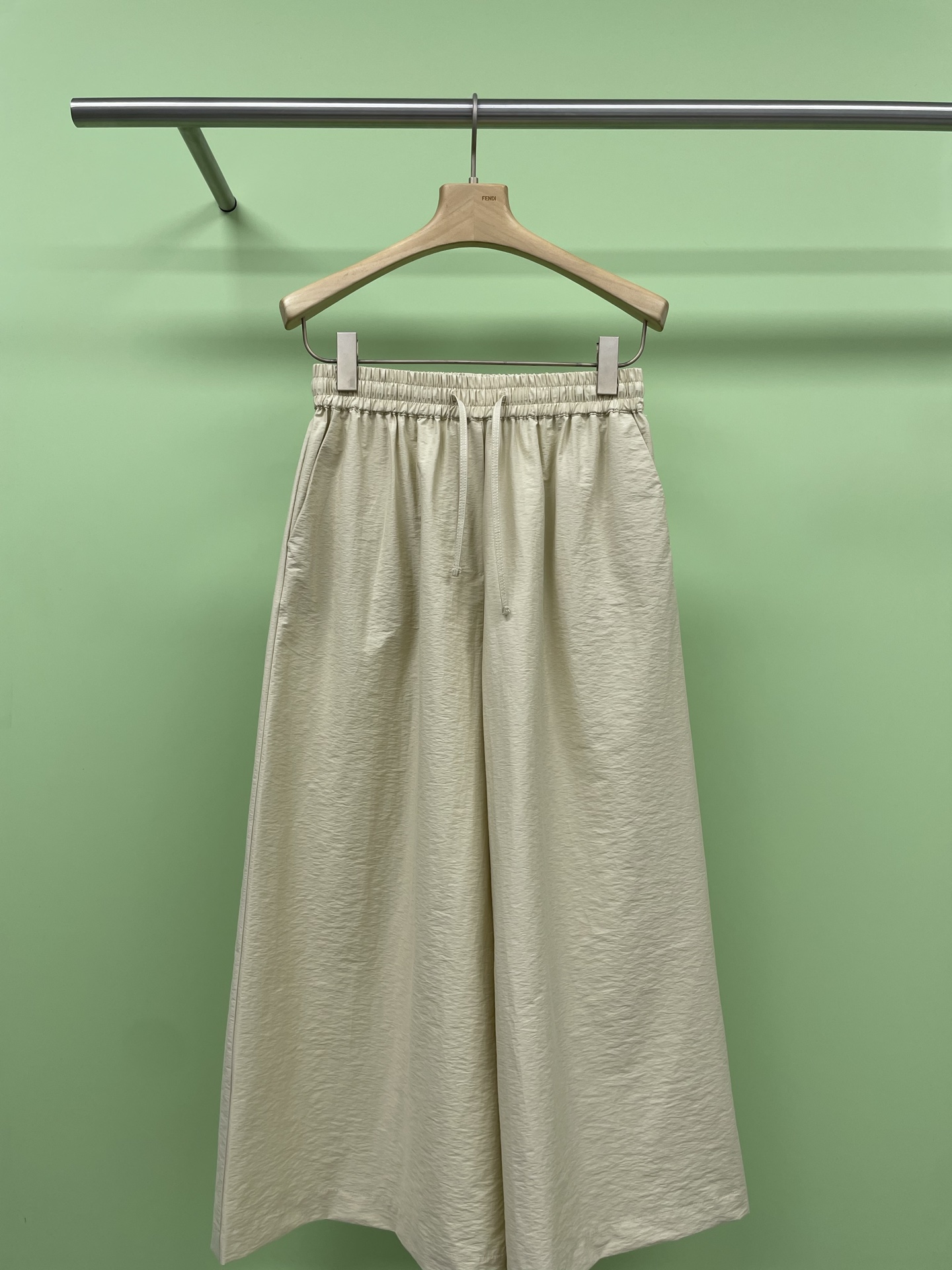 NO:332485,LOEWE Summer Series Paula's Long Sleeve Shirt Cropped Pants Set, Spring and Summer Set I was chased and asked, this set is really awesome, shirt pocket brand logo embroidery, air-like fabric tailoring, the design sense directly overflows the screen, versatile and high-end, paired with exquisite embroidered casual cropped pants, the length is just right, revealing slender ankles, walking with style, overall casual and stylish, wearing it makes you feel rich and beautiful, the atmosphere of a big brand is hard to grasp, and the return rate is very high, especially suitable for shopping, vacation or friends gathering. The overall look is casual and exquisite, and you walk with style. Wear a straw hat and shell necklace. The full vacation style is coming. A fashionable suit that you can't miss this summer, with simple and high looks, hurry up and let your wardrobe be rejuvenated. SML  pants, loewe, espadrilles,shirts,necklace,hats,alexander wang19860909LOEWE夏日系列paula's长袖衬衣九分裤套装,被追着问的春夏套装,这套真的赢麻了,衬衫口袋品牌logo刺绣,空气感面料剪裁细节满满,设计感直接溢出屏幕,百搭又高级,搭配上精致刺绣的休闲九分裤,长度恰到好处,露出纤细脚踝,走路都带风,整体休闲又有格调,穿上就是人间富贵花既视感,大牌氛围感狠狠拿捏,出街回头率超高,特别适合逛街、度假或者朋友聚会,整体造型休闲又不失精致,走路都带风,再戴个草编帽子和贝壳项链,满满的度假风扑面而来,这个夏天不能错过的时尚套装,搭配简单又高颜值,赶紧入手,让你的衣橱焕发新活力吧. 码数SML 裤子,,loewe,espadrilles,shirts,necklace,hats,alexander wang,Women's clothing