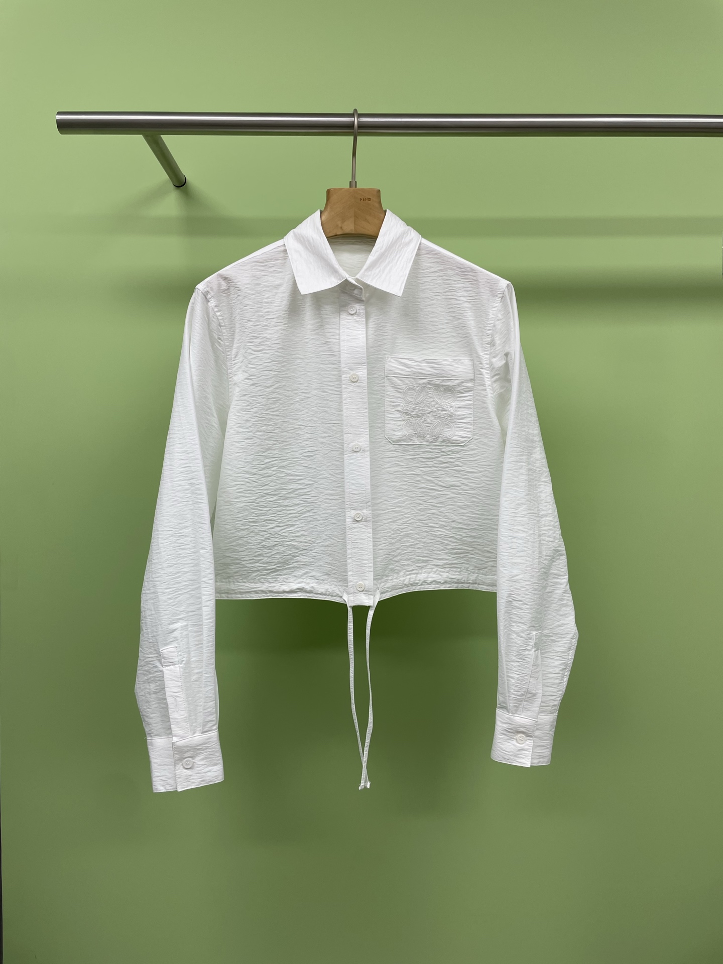 NO:332488,LOEWE Summer Series Paula's Long Sleeve Shirt Cropped Pants Set, Spring and Summer Set I was chased and asked, this set is really awesome, shirt pocket brand logo embroidery, air-like fabric tailoring, the design sense directly overflows the screen, versatile and high-end, paired with exquisite embroidered casual cropped pants, the length is just right, revealing slender ankles, walking with style, overall casual and stylish, wearing it makes you feel rich and beautiful, the atmosphere of a big brand is hard to grasp, and the return rate is very high, especially suitable for shopping, vacation or friends gathering. The overall look is casual and exquisite, and you walk with style. Wear a straw hat and shell necklace. The full vacation style is coming. A fashionable suit that you can't miss this summer, with simple and high looks, hurry up and let your wardrobe be rejuvenated. SML  top, loewe, espadrilles,shirts,necklace,hats,alexander wang19860909LOEWE夏日系列paula's长袖衬衣九分裤套装,被追着问的春夏套装,这套真的赢麻了,衬衫口袋品牌logo刺绣,空气感面料剪裁细节满满,设计感直接溢出屏幕,百搭又高级,搭配上精致刺绣的休闲九分裤,长度恰到好处,露出纤细脚踝,走路都带风,整体休闲又有格调,穿上就是人间富贵花既视感,大牌氛围感狠狠拿捏,出街回头率超高,特别适合逛街、度假或者朋友聚会,整体造型休闲又不失精致,走路都带风,再戴个草编帽子和贝壳项链,满满的度假风扑面而来,这个夏天不能错过的时尚套装,搭配简单又高颜值,赶紧入手,让你的衣橱焕发新活力吧. 码数SML 上衣,,loewe,espadrilles,shirts,necklace,hats,alexander wang,Women's clothing