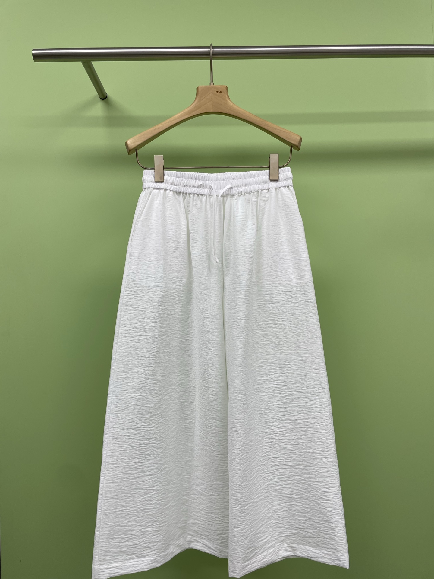 NO:332494,LOEWE Summer Series Paula's Long Sleeve Shirt Cropped Pants Set, Spring and Summer Set I was chased and asked, this set is really awesome, shirt pocket brand logo embroidery, air-like fabric tailoring, the design sense directly overflows the screen, versatile and high-end, paired with exquisite embroidered casual cropped pants, the length is just right, revealing slender ankles, walking with style, overall casual and stylish, wearing it makes you feel rich and beautiful, the atmosphere of a big brand is hard to grasp, and the return rate is very high, especially suitable for shopping, vacation or friends gathering. The overall look is casual and exquisite, and you walk with style. Wear a straw hat and shell necklace. The full vacation style is coming. A fashionable suit that you can't miss this summer, with simple and high looks, hurry up and let your wardrobe be rejuvenated. SML  pants, loewe, espadrilles,shirts,necklace,hats,alexander wang19860909LOEWE夏日系列paula's长袖衬衣九分裤套装,被追着问的春夏套装,这套真的赢麻了,衬衫口袋品牌logo刺绣,空气感面料剪裁细节满满,设计感直接溢出屏幕,百搭又高级,搭配上精致刺绣的休闲九分裤,长度恰到好处,露出纤细脚踝,走路都带风,整体休闲又有格调,穿上就是人间富贵花既视感,大牌氛围感狠狠拿捏,出街回头率超高,特别适合逛街、度假或者朋友聚会,整体造型休闲又不失精致,走路都带风,再戴个草编帽子和贝壳项链,满满的度假风扑面而来,这个夏天不能错过的时尚套装,搭配简单又高颜值,赶紧入手,让你的衣橱焕发新活力吧. 码数SML 裤子,,loewe,espadrilles,shirts,necklace,hats,alexander wang,Women's clothing