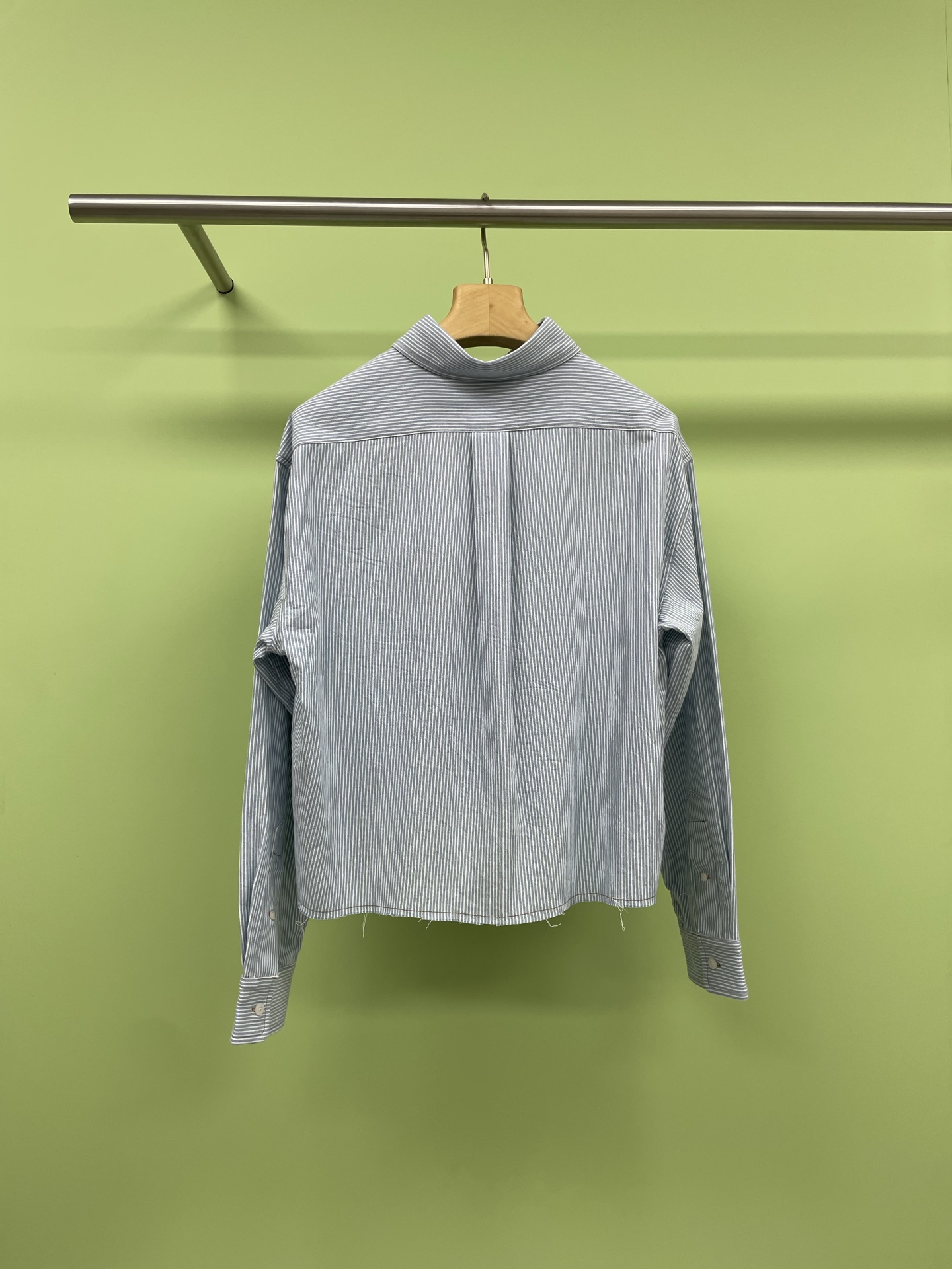 NO:332497,MiuMiu2025 Spring and Summer New Vertical Striped Shirt Shorts Set, cool ceiling, breasts can increase visual layering. Light blue pinstriped shirts with breasted shorts of the same color, refreshing, the fabric is breathable cotton blend, skin-friendly and sweat-free, and can be kept dry in summer. The breasted design of the shirt is super detailed, and the slightly raised corners add a bit of playfulness. When paired with high-waisted shorts, the legs are instantly stretched, and the pinstriped slimming effect is absolutely amazing. The vertical stripes stretch the body shape, and the pear-shaped body can also be easily controlled. This whole set is full of layering, and the design and fashion sense coexist. Whether it is daily going out on the street or gathering with friends, you are the focus of the crowd. SML tops, miumiu, shorts, shirts, alexander  wang19860909MiuMiu2025春夏新款竖条纹衬衫短裤套装,清冷系天花板,毛边能增加视觉层次感,浅蓝细条纹衬衫搭配同色系毛边短裤,清爽度直接拉满,面料是透气的棉质混纺,亲肤不闷汗,夏天穿也能保持干爽,衬衫的毛边设计超有细节感,微微翘起的衣角增添了几分俏皮,搭配高腰短裤瞬间拉长腿线,视觉上秒变九头身,细条纹的显瘦效果绝绝子,竖条纹拉伸身型,梨形身材也能轻松驾驭,这一整套搭配起来,层次感十足,设计感与时尚感并存,无论是日常出街还是和朋友聚会,穿上它你就是人群中的焦点. 码数SML 上衣,,miumiu,shorts,shirts,alexander wang,Women's clothing