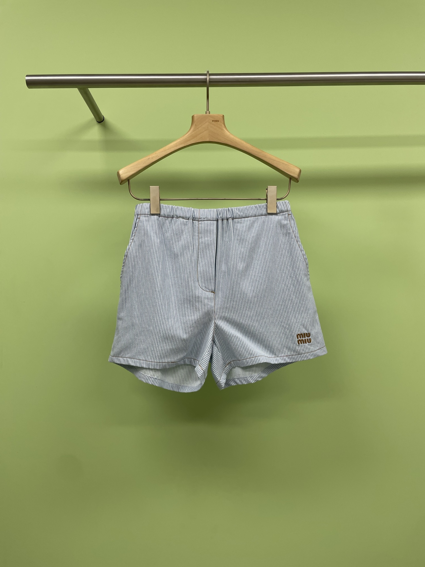 NO:332503,MiuMiu2025 Spring and Summer New Vertical Striped Shirt Shorts Set, cool ceiling, breasts can increase visual layering. Light blue pinstriped shirts with breasted shorts of the same color, refreshing, the fabric is breathable cotton blend, skin-friendly and sweat-free, and can be kept dry in summer. The breasted design of the shirt is super detailed, and the slightly raised corners add a bit of playfulness. When paired with high-waisted shorts, it instantly stretches the leg line, visually changing to nine-head bodies. The pinstriped slimming effect is absolutely amazing. The vertical stripes stretch the body shape, and the pear-shaped body can also be easily controlled. This whole set is full of layering, and the design and fashion sense coexist. Whether it is daily going out on the street or having a party with friends, you are the focus of the crowd. SML shorts, miumiu, shorts, shirts, alexander  wang19860909MiuMiu2025春夏新款竖条纹衬衫短裤套装,清冷系天花板,毛边能增加视觉层次感,浅蓝细条纹衬衫搭配同色系毛边短裤,清爽度直接拉满,面料是透气的棉质混纺,亲肤不闷汗,夏天穿也能保持干爽,衬衫的毛边设计超有细节感,微微翘起的衣角增添了几分俏皮,搭配高腰短裤瞬间拉长腿线,视觉上秒变九头身,细条纹的显瘦效果绝绝子,竖条纹拉伸身型,梨形身材也能轻松驾驭,这一整套搭配起来,层次感十足,设计感与时尚感并存,无论是日常出街还是和朋友聚会,穿上它你就是人群中的焦点. 码数SML 短裤,,miumiu,shorts,shirts,alexander wang,Women's clothing