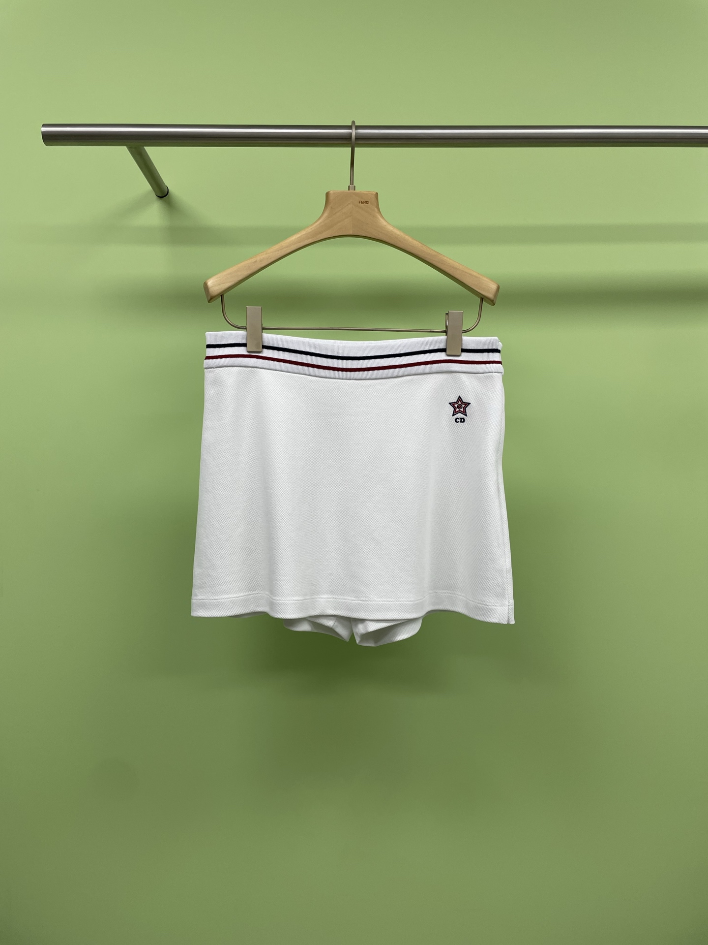 NO:332506,Dior 2025 Spring and Summer Video series tennis style sports pants skirts, which combine sporty style and elegant charm, are really surprising and surprising. The clean academy sports style is full of youthful vitality, and is in line with the current trend and is very practical. It is difficult for people not to love it. This little white skirt is really a versatile artifact. Whether it is daily work or weekend trips, it can be easily controlled. It is matched with their small shoulder bag, which is age-reducing and fashionable, and will not feel deliberately pretending to be young. The whole look looks full of vitality, especially suitable for girls who love sports. I have to say that the Dior series has really hit my heart. Whether it is the sense of design or practicality, it is very strong, and it is very suitable for various occasions. If you also like the academy sports style, you might as well try this new style, which will definitely make you the most eye-catching scenery on the street.  SML, dior,satchels,skirts,alexander wang19860909Dior2025春夏Vide系列网球风运动裤裙,将运动风范和优雅魅力相融合的系列真的让人既惊喜又意外,干净的学院运动风,充满青春活力,符合当下流行的同时又很实穿,很难让人不爱,这条小白裙真的是百搭神器,无论是日常上班还是周末出游,都能轻松驾驭,搭配他们的小挎包,减龄又时尚,完全不会有刻意装嫩的感觉,整个look看上去活力满满,特别适合热爱运动的女生,不得不说,Dior这个系列真的戳中了我的心,无论是设计感还是实用性,都非常强,而且和各种场合都非常适配,如果你也喜欢学院运动风,不妨试试这套新款,绝对能让你成为街头最亮眼的风景. 码数SML,,dior,satchels,skirts,alexander wang,Women's clothing