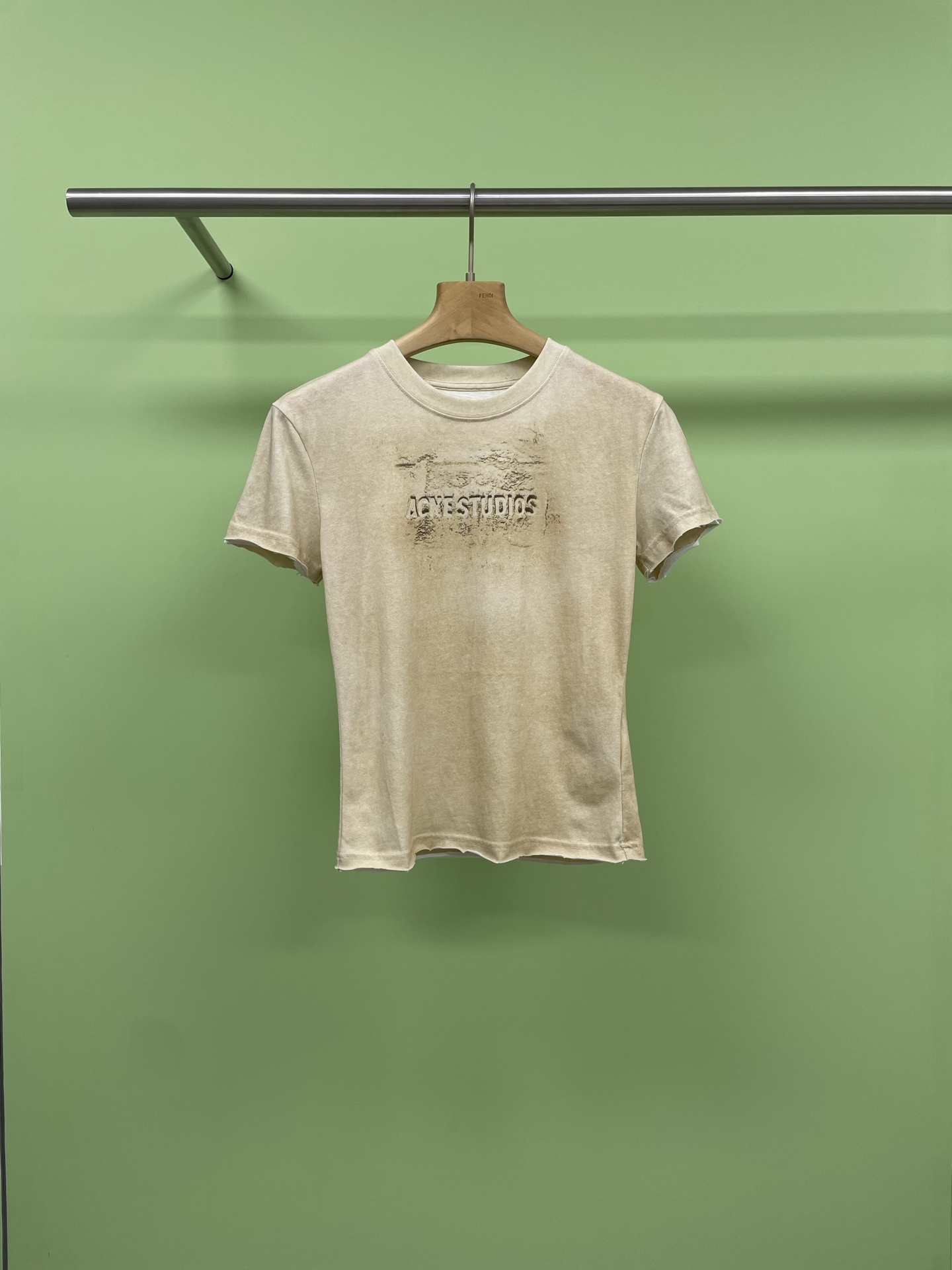 NO:333146,Acne Studios 2025 spring and summer new logo contrasting color retro printed round neck T-shirt, American retro style to reduce age, and the body proportion is amazing. Who knows, the whole thing is controlled by American retro style, pure cotton fabric is super comfortable, breathable and skin-friendly, and it is completely unburdened when worn in summer. The key is that it reduces age very much, and it becomes a girly feeling when worn in seconds, and it also shows the body proportions. It is easy to match with high-waisted pants, instantly pulling up the waistline, and easily creates a long-legged feeling. Whether it is with jeans or wide-leg pants, you can easily produce a piece. The American retro atmosphere is directly full. Sisters who like this style quickly rush, allowing you to enjoy the whole summer. Size XSSM,,acne studios,dior,jeans,tees,t-shirt,alexander wang19860909Acne Studios2025春夏新品徽标撞色复古印花圆领T恤,美式复古风拿捏减龄感,身材比例绝了,家人们谁懂啊,一整个被美式复古做旧风狠狠拿捏,纯棉面料超舒适,透气又亲肤,夏天穿完全无负担,重点是它巨减龄,穿上秒变少女感,还特别显身材比例,随便搭配高腰裤,瞬间拉高腰线,轻松打造大长腿既视感,无论是配牛仔裤还是阔腿裤,都能轻松出片,美式复古氛围直接拉满,喜欢这种风格的姐妹快冲,让你轻松美一整个夏天. 码数XSSM,,acne studios,dior,jeans,tees，t-shirt,alexander wang,Women's clothing