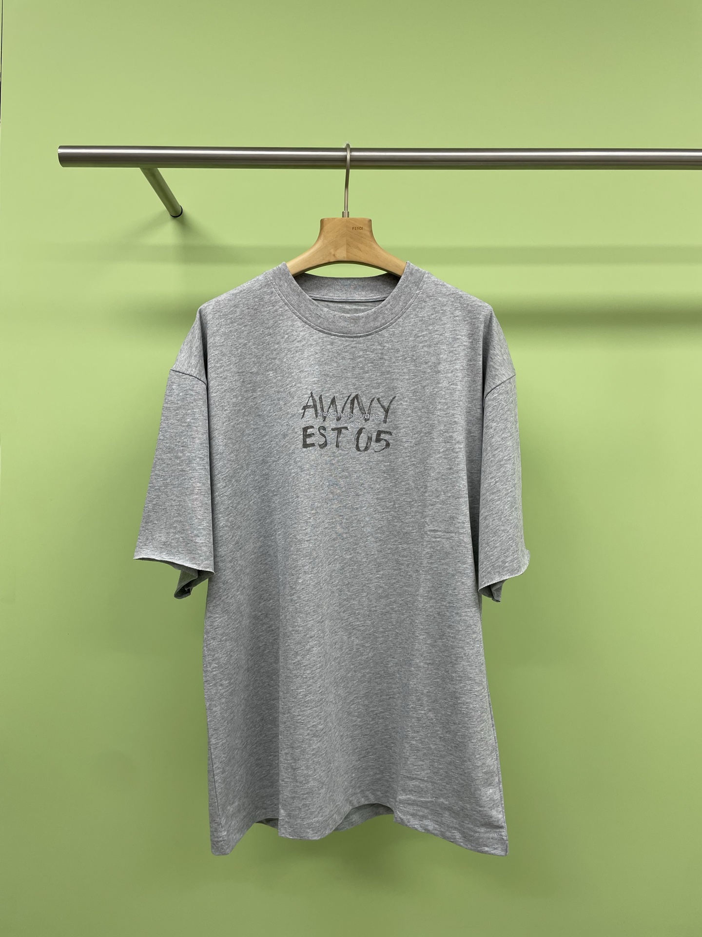 NO:333150,Alexanderwang 2025 spring and summer neutral loose graffiti logo wash round neck short-sleeved T-shirt, heavy high-groove heavy handmade graffiti old short-sleeved short-sleeved items in all seasons, versatile items in all seasons, must-have high-groove heavy short-sleeved T-shirt, have you got it? Today, the treasures will share with you a very unique new short-sleeved T-shirt, Gaoke heavy custom fabric, excellent texture, crisp and stylish upper body, not the soft material, the most attractive thing is the handmade graffiti craftsmanship, each piece looks like a unique work of art, retro and fashionable, you will never wear the same clothes when you wear it, the loose style is super slim and slim, and it is very inclusive to all figures. The round neck design is simple and versatile, whether it is paired with jeans or shorts, whether it is on a daily street, date or vacation, this T-shirt  All shirts can be easily controlled, allowing you to stand out among the crowd. Sisters who like niche and design-like clothes must not miss it. SML, alexander wang, shorts, jeans, T-shirt, tees, t-shirt, alexander wang19860909Alexanderwang亚历山大王2025春夏中性宽松涂鸦徽标水洗圆领短袖T恤,重磅高克重手工涂鸦做旧短袖,四季百搭单品,四季必备高克重短袖T恤,你get了吗,宝子们今天给大家分享一款超有个性的新品短袖 T 恤,高克重定制面料,质感超棒,上身挺括有型,不是那种软趴趴的材质,最吸引人的是手工涂鸦工艺,每一件都像是独一无二的艺术品,复古又时尚,穿出去绝对不会撞衫,宽松版型超显瘦,对各种身材的包容性都很强,圆领设计简约百搭,无论是搭配牛仔裤,还是短裤都很合适,不管是日常出街、约会还是度假,这款 T 恤都能轻松驾驭,让你在人群中脱颖而出,喜欢小众、有设计感衣服的姐妹千万不要错过啦. 码数SML,,alexander wang,shorts,jeans,T-shirt,tees，t-shirt,alexander wang,Women's clothing
