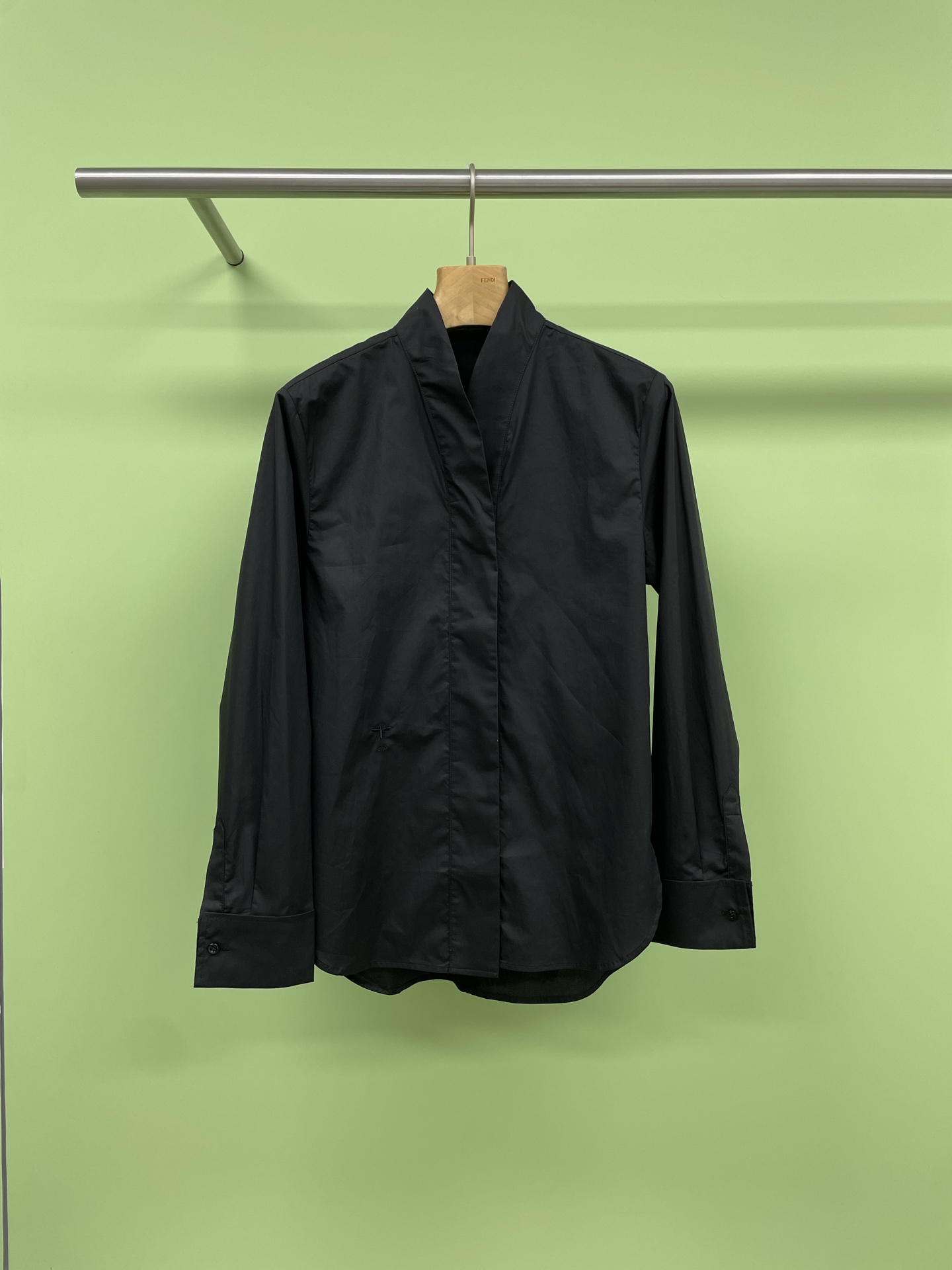 NO:333154,Dior2025 early spring embroidered little bee shirt, wearing it is a flower of wealth on earth, sisters!  Finally, I waited for this natal shirt. Dior's new Little Bee Embroidered Shirt in 2025 early spring is too amazing. The high-end feeling is just full. The configuration of 120 double-strand cotton is really kneeling. 120 double-strand cotton ceiling-grade fabric. Only when you touch the real thing can you know what the 