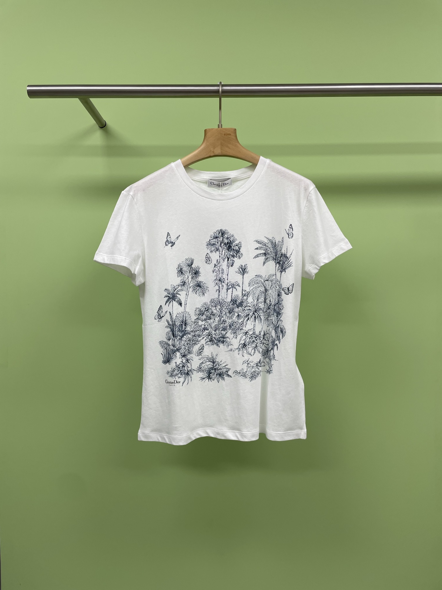 NO:334707,Dior2025 spring and summer new Coconut Tree Butterfly Ink Cherry Blossom T-shirt, comfortable and breathable short-sleeved T-shirt for women, retro, simple and high-end colors, round neck pullover coconut tree ink letter printing, looming results, plus the color matching of the clothes itself, full of high-end sense. Note that the fabric of the clothes is cotton and linen fabric, which is different from the previous pure cotton fabrics. It is soft and skin-friendly, and has strong breathability. It is gentle and can satisfy all the requirements for the outfit. Whether it is skin-friendly experience or matching choices, it is picky, moisture-absorbing and breathable, and has a great skin-friendly feeling. It is also very suitable for early spring or summer. It is very good to wear it alone or in the inner wear. It is paired with a denim jacket or sweatshirt, paired with jeans, and shorts are simple and easy to match.  SML, Dior, hoodie, sweatshirts, shorts, jeans, jackets & coats, T-shirt, tees, t-shirt, alexander wang19860909Dior2025春夏新款椰树蝴蝶水墨樱花T恤,舒适透气短袖T恤女,复古简洁高级的颜色,圆领套头椰树水墨字母印花,若隐若现的成效,加上衣服本身的颜色搭配,高级感满满,注意,衣服面料是棉麻面料,不同以往纯棉面料,会有所不同,柔软亲肤,而且透气性及强,轻柔的材质,对于穿搭的各种要求都能莞美的满足,不论是亲肤体验还是对于搭配的选择都是芜可挑剔的,吸湿透气,亲肤感巨好,穿上也是很适合早春或者夏天,单穿或者内搭都是很好的呢,搭配上牛仔外套,或者卫衣,搭配上牛仔裤,短裤简约好搭配. 码数SML,,dior,hoodie,sweatshirts,shorts,jeans,jackets & coats,T-shirt,tees，t-shirt,alexander wang,Women's clothing